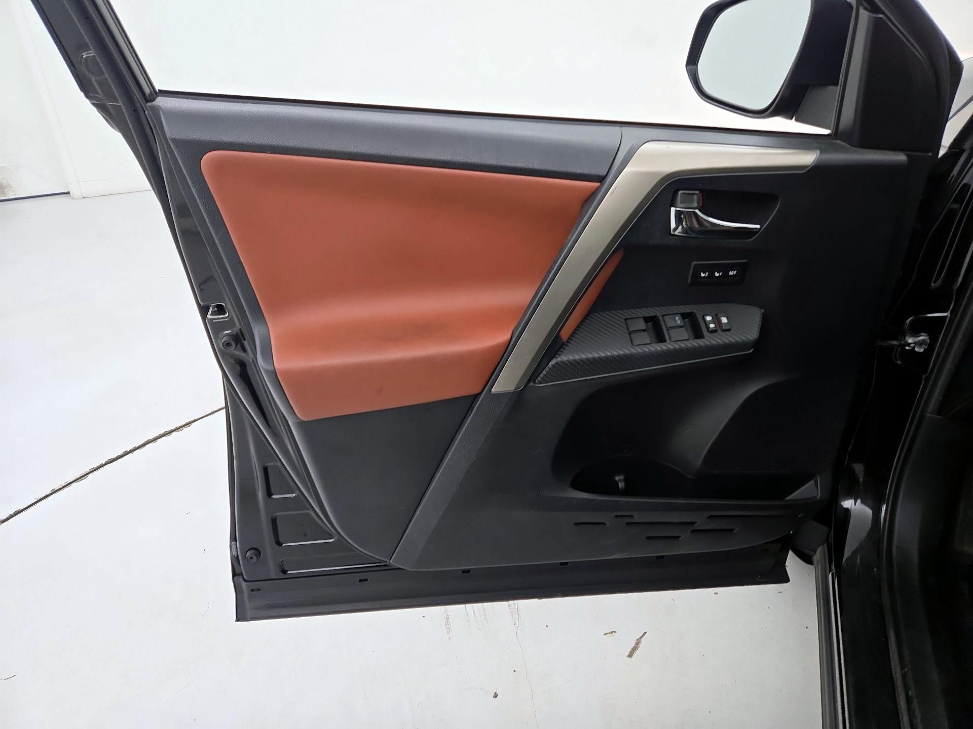 Thumbnail: 2015 Toyota RAV4 - 12