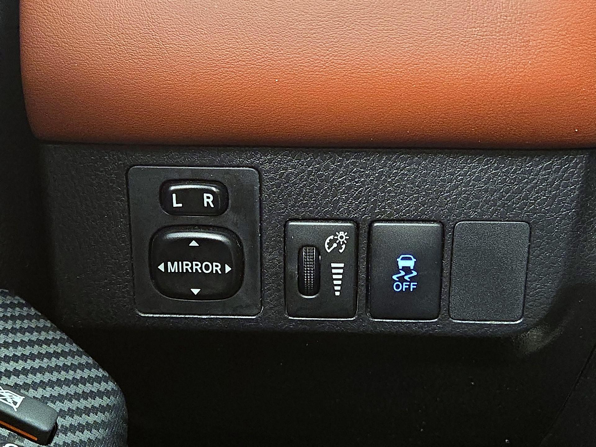 Thumbnail: 2015 Toyota RAV4 - 13