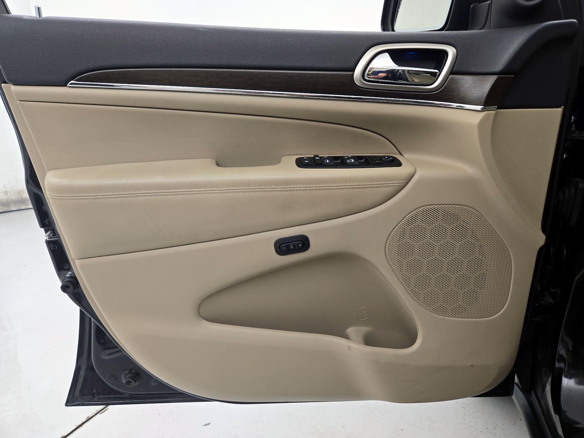 Thumbnail: 2015 Jeep Grand Cherokee - 12