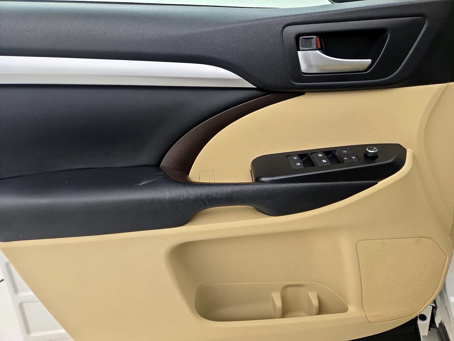 Thumbnail: 2015 Toyota Highlander - 12