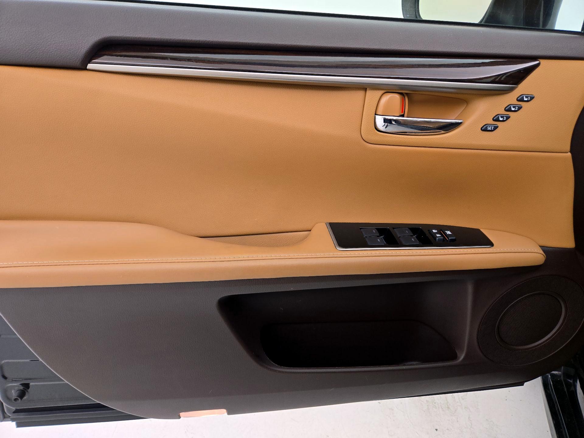 Thumbnail: 2017 Lexus ES - 12
