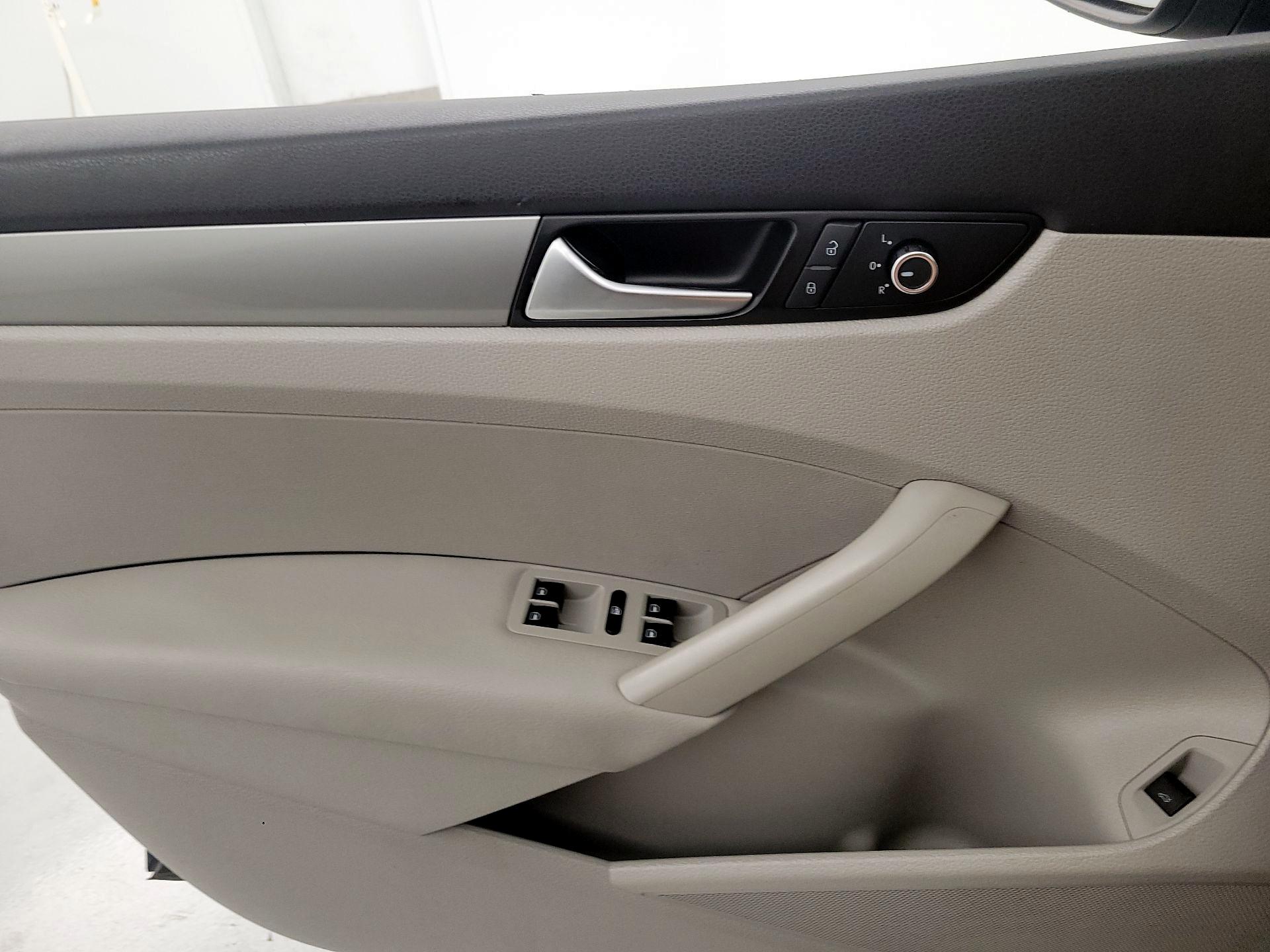 Thumbnail: 2015 Volkswagen Passat - 12