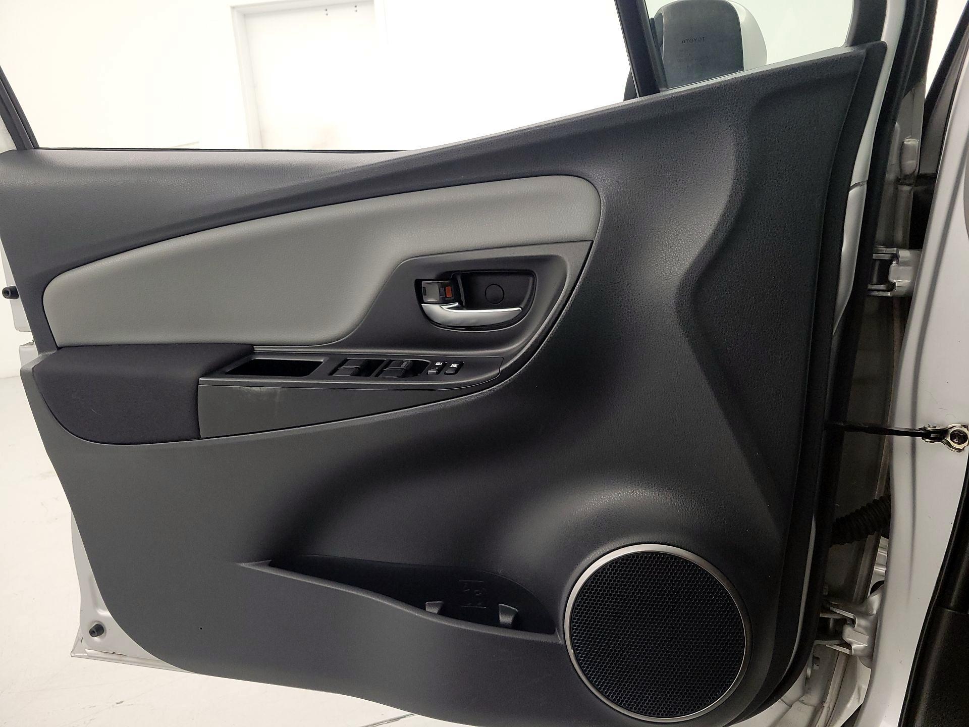 Thumbnail: 2015 Toyota Yaris - 12