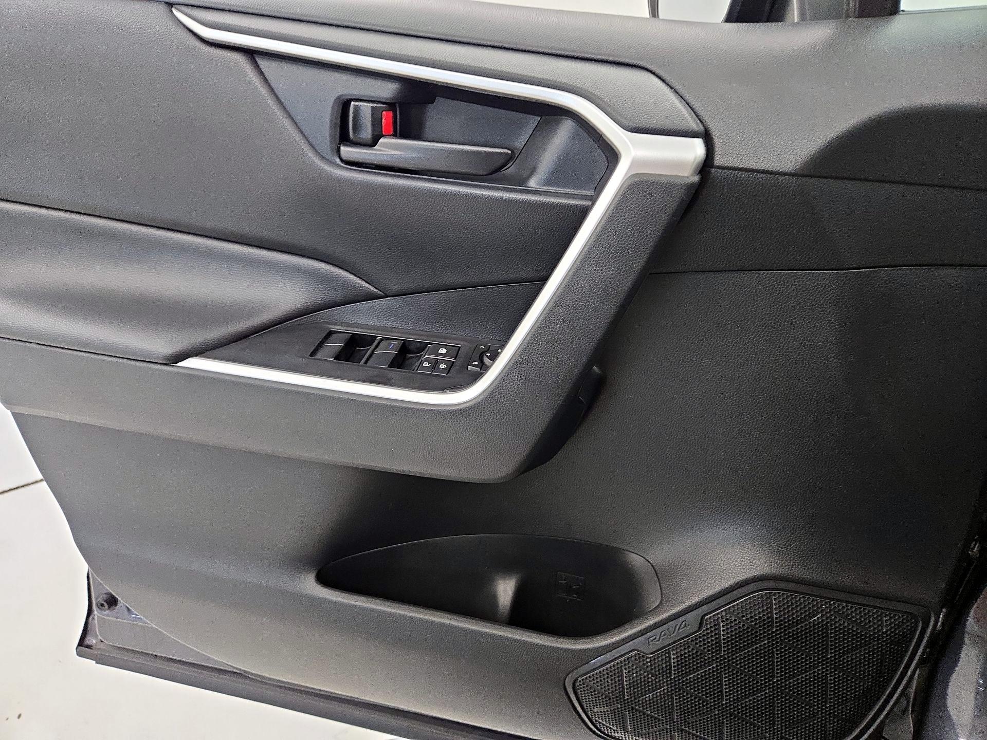 Thumbnail: 2019 Toyota RAV4 - 12