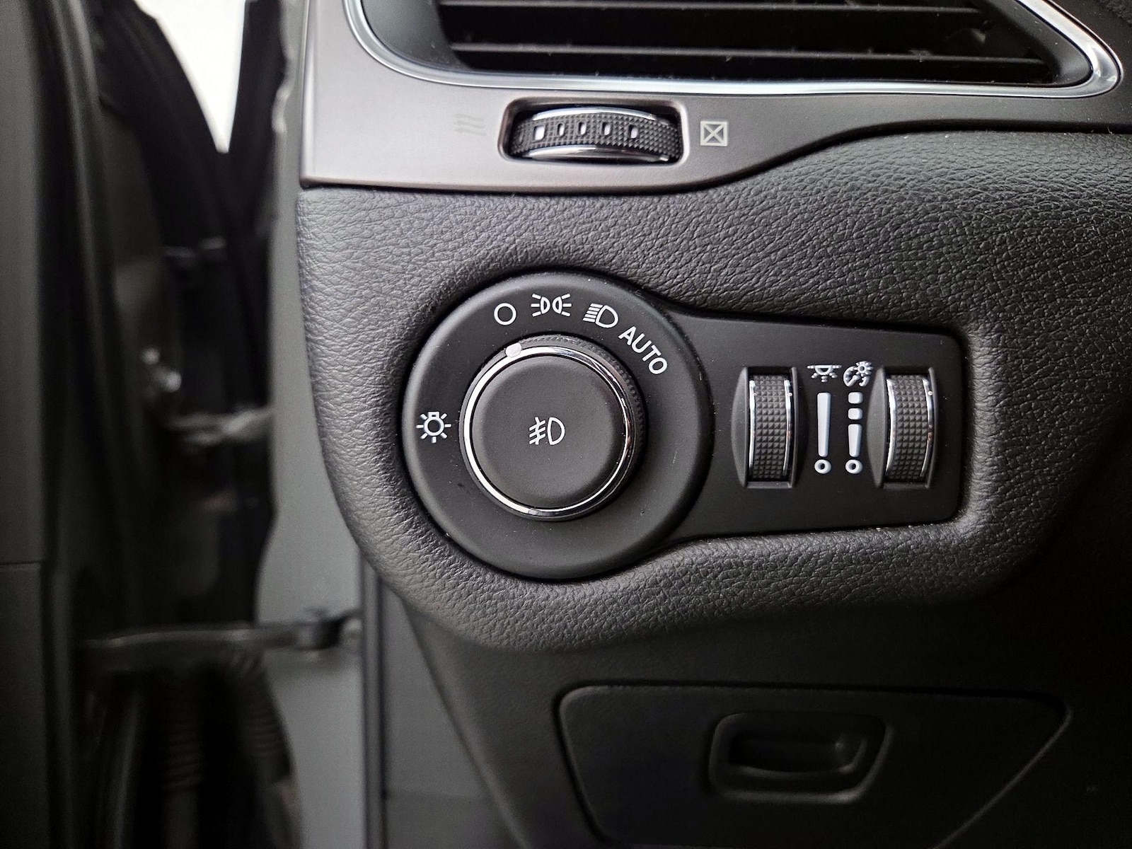 2020 Jeep Cherokee Latitude Plus - Photo 14