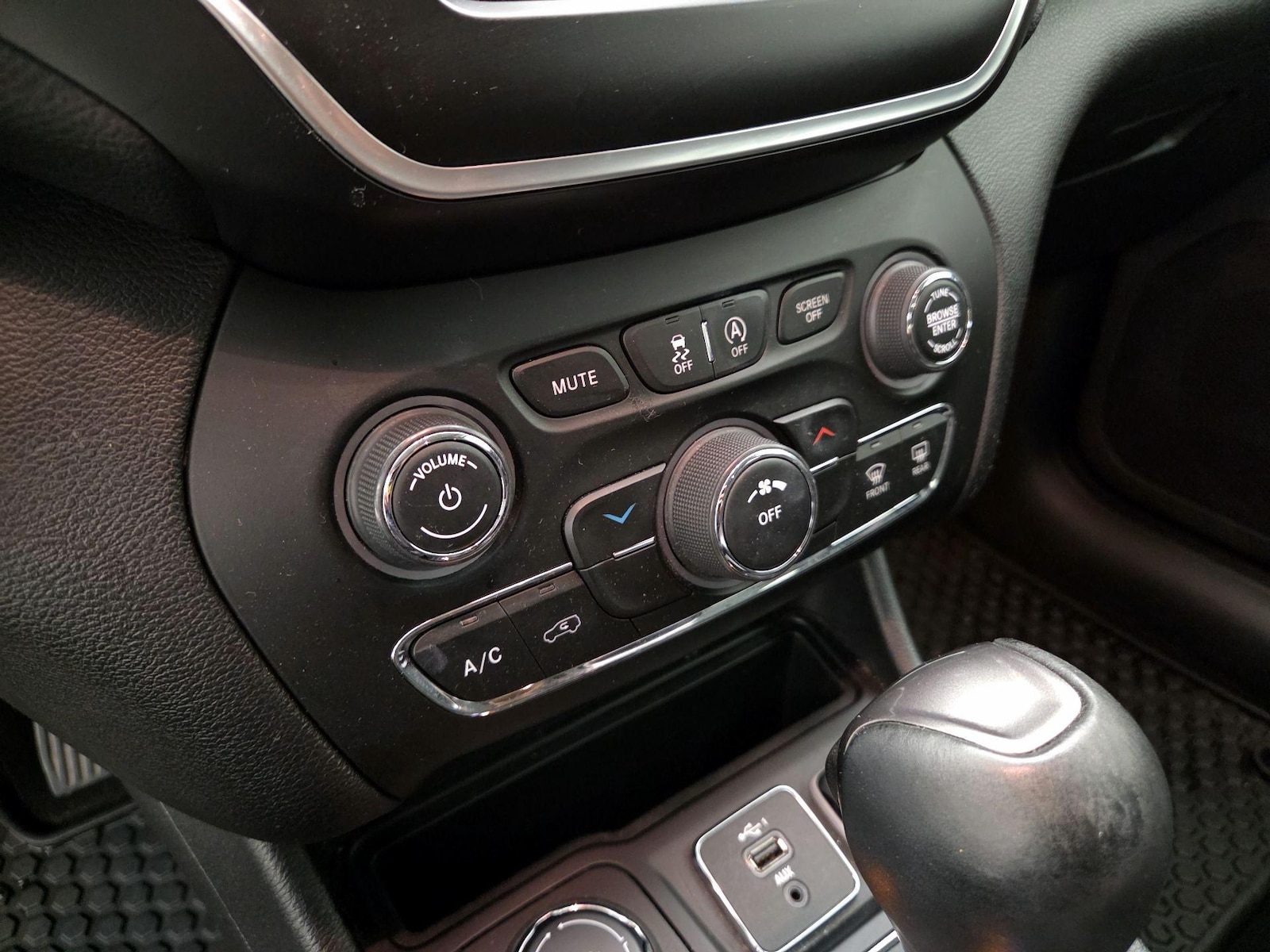 2020 Jeep Cherokee Latitude Plus - Photo 17
