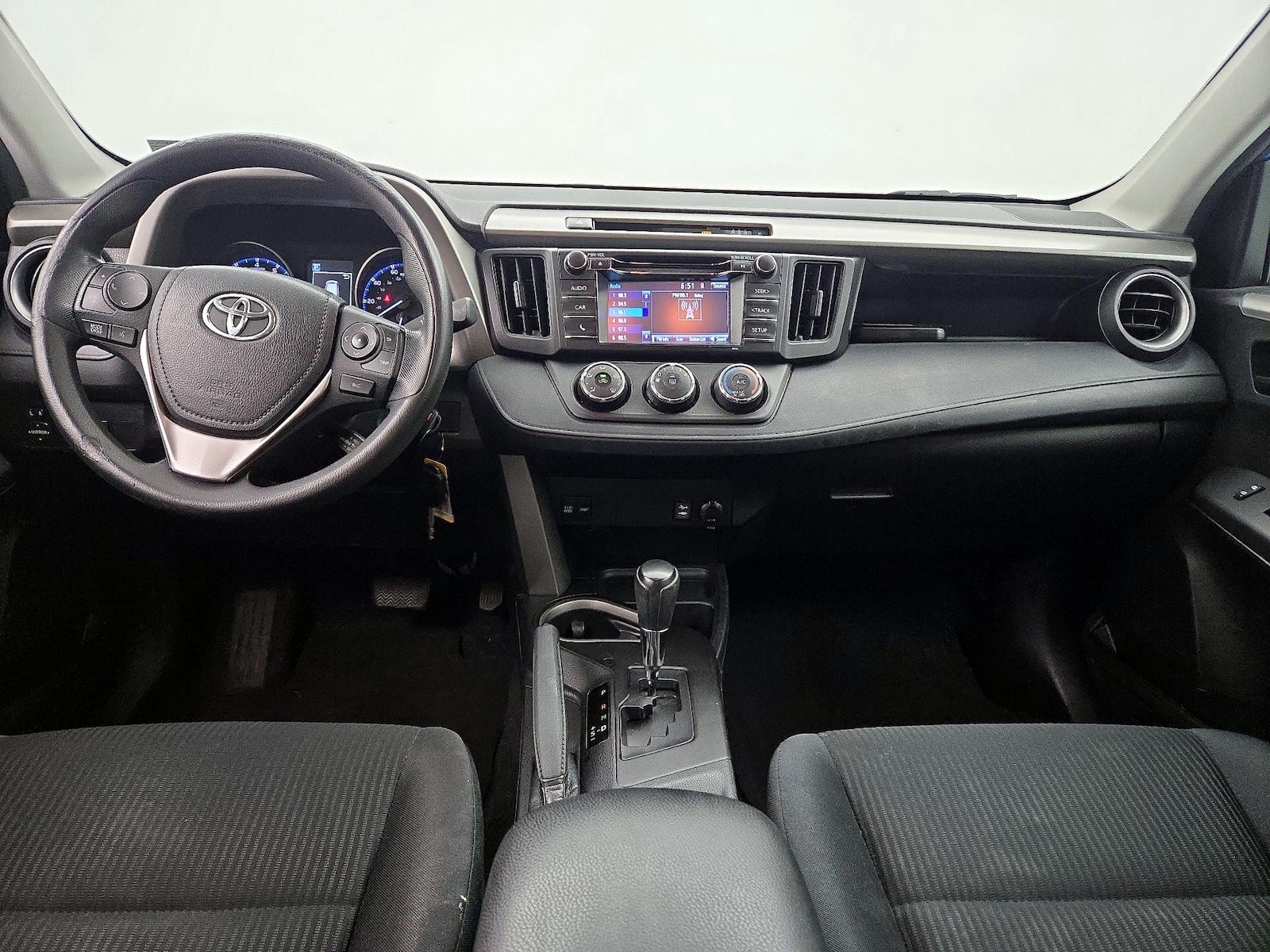 2017 Toyota RAV4 LE - Photo 10