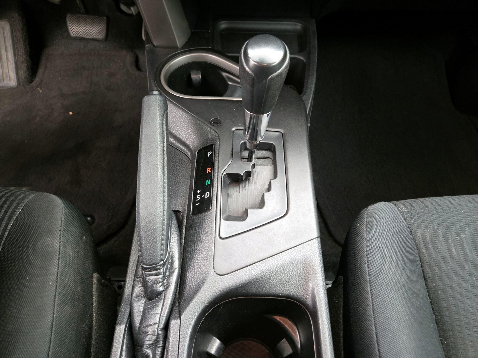 2017 Toyota RAV4 LE - Photo 18