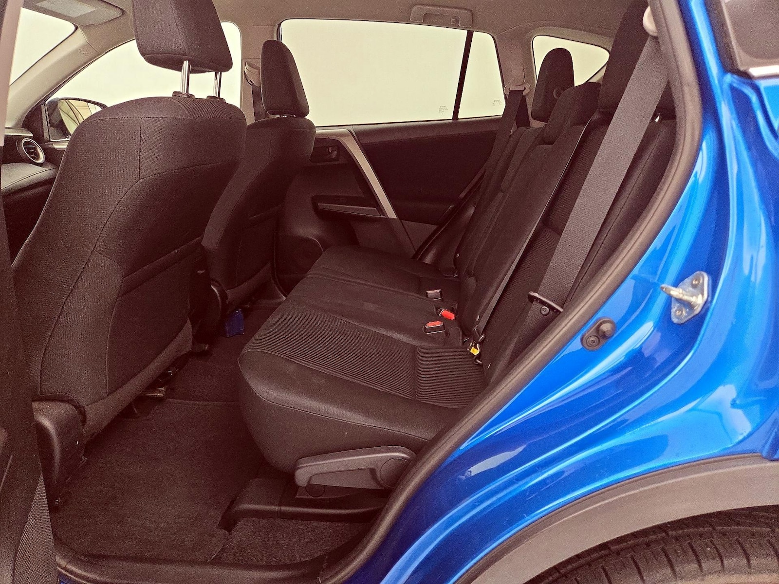 2017 Toyota RAV4 LE - Photo 19