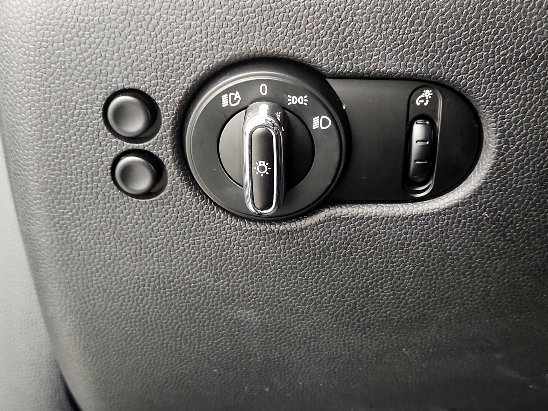 Thumbnail: 2016 MINI Cooper Hardtop - 13