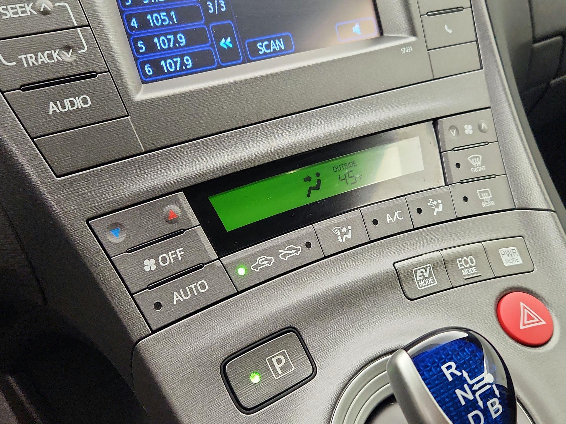 Thumbnail: 2015 Toyota Prius - 16