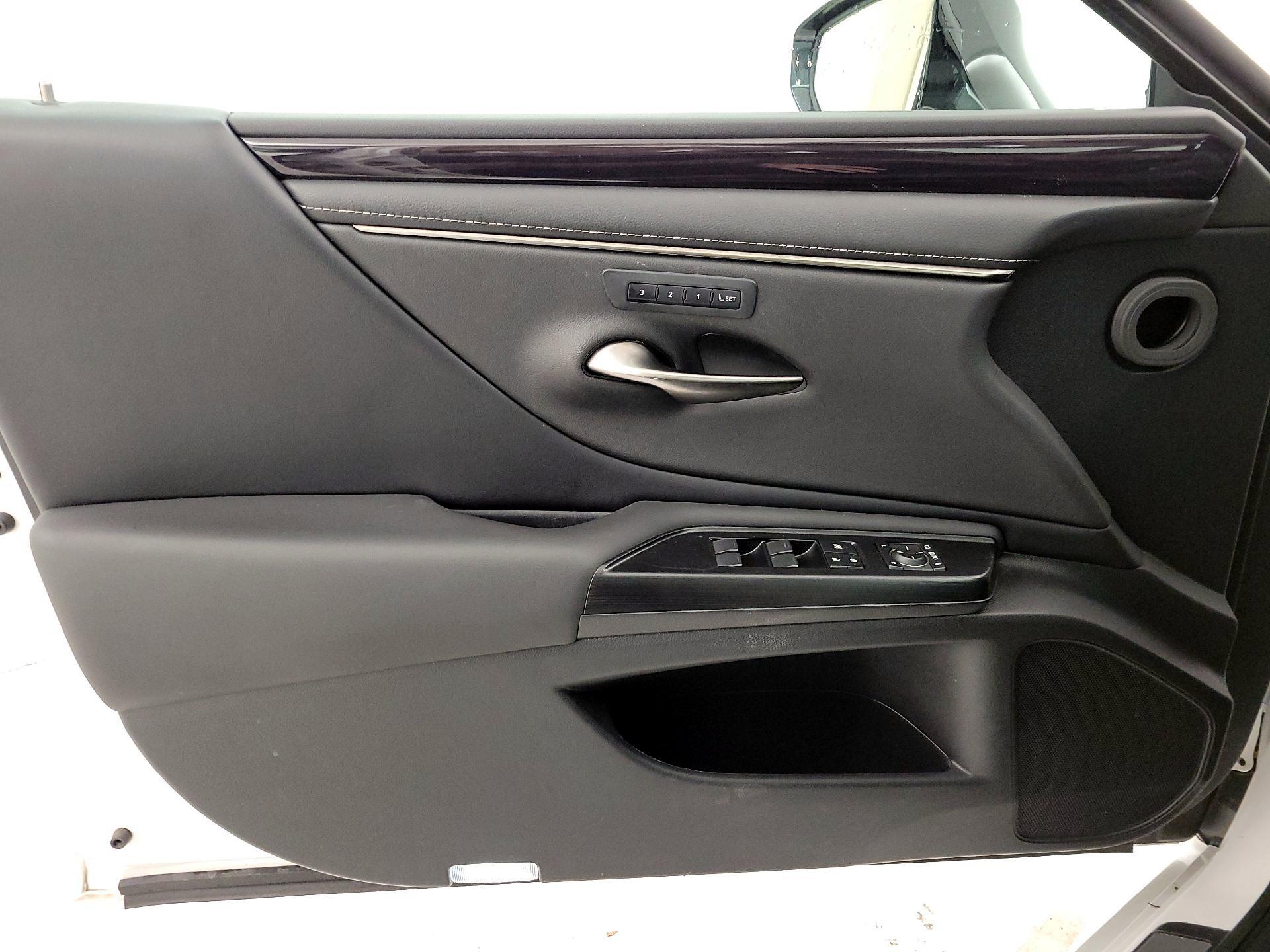 Thumbnail: 2020 Lexus ES - 12