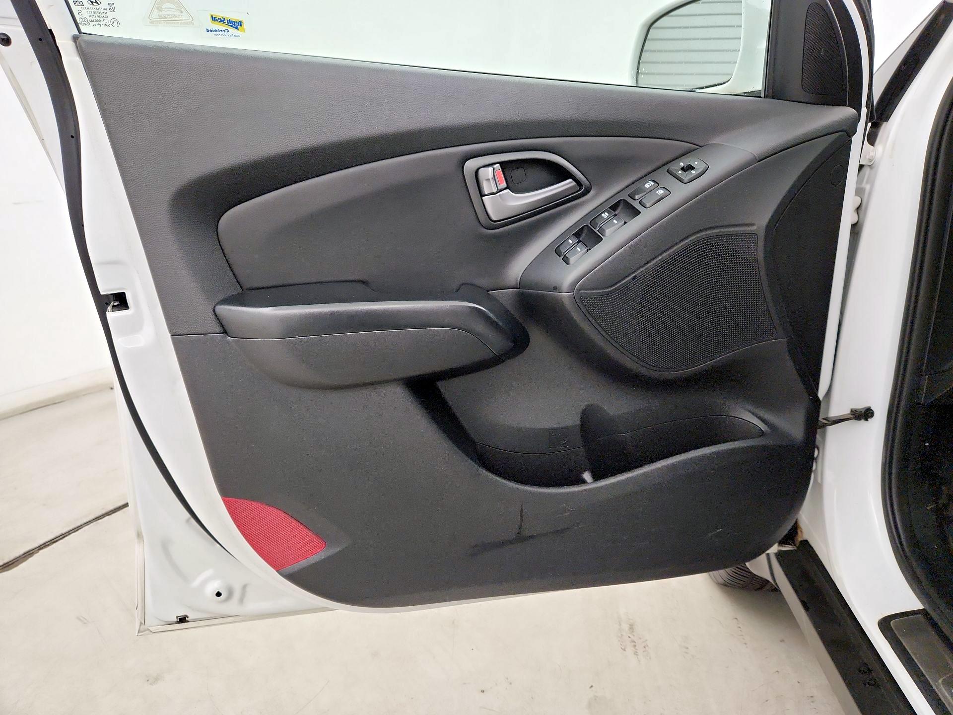 Thumbnail: 2015 Hyundai Tucson - 12