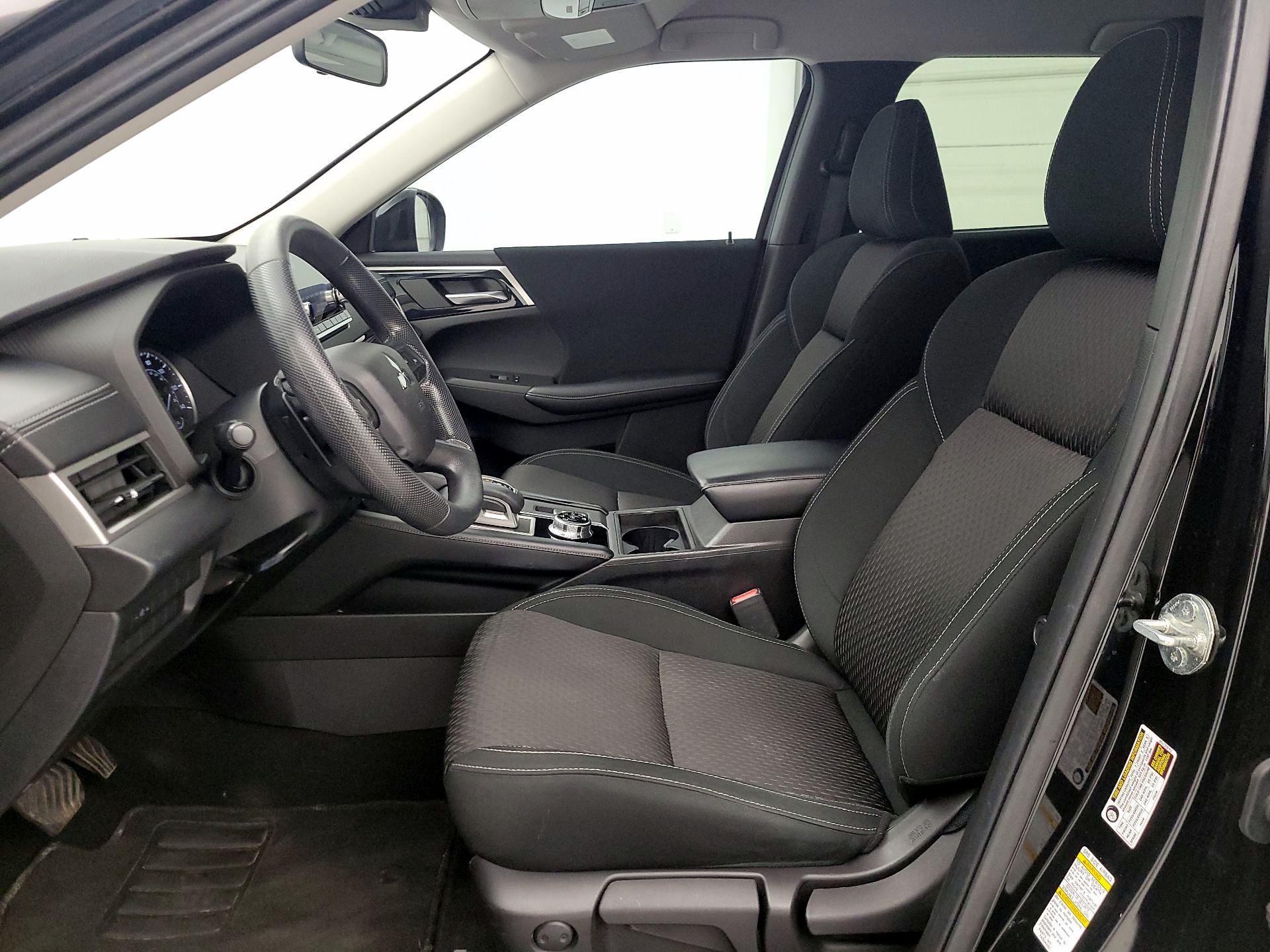 Thumbnail: 2022 Mitsubishi Outlander - 11