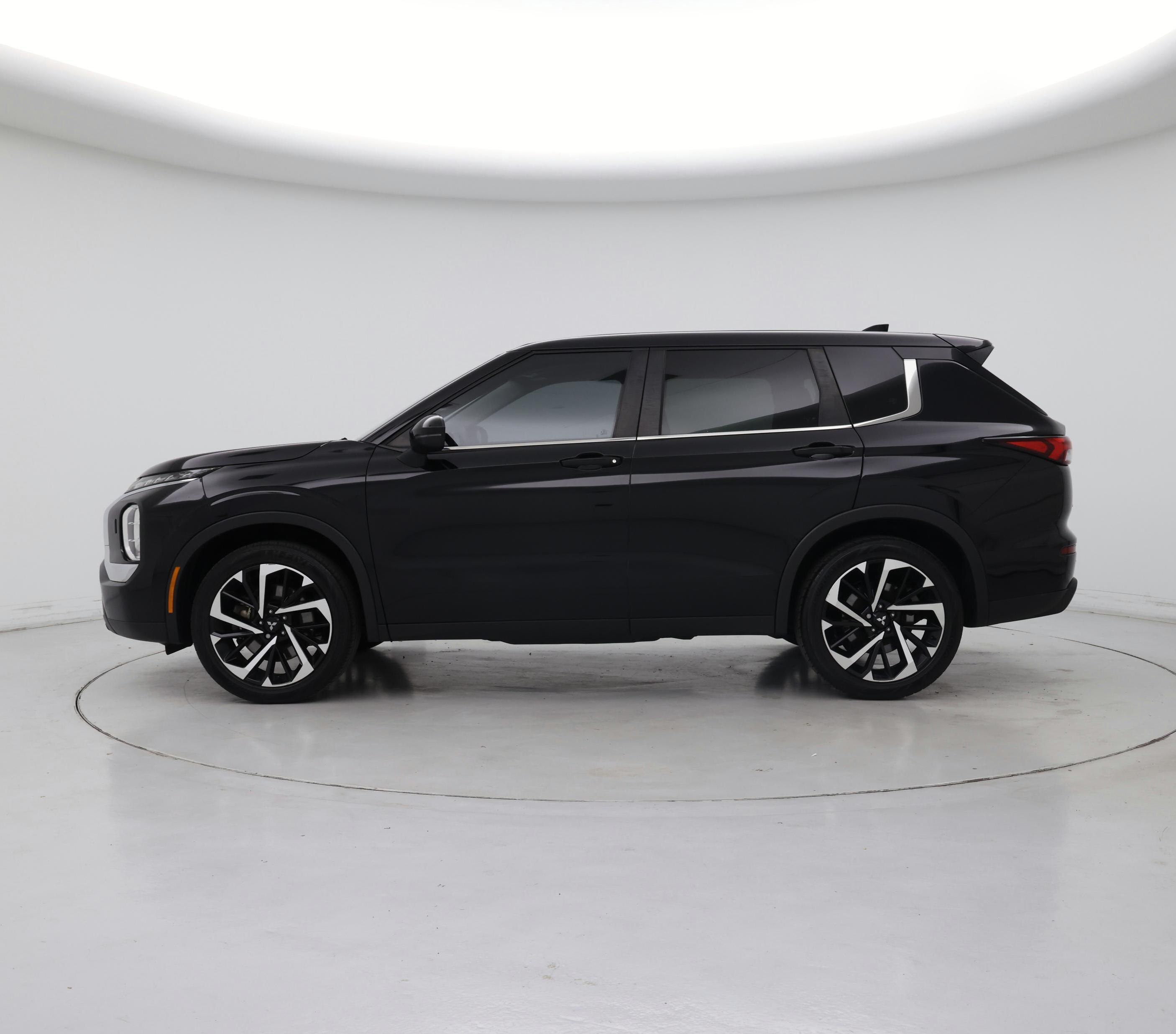 Thumbnail: 2022 Mitsubishi Outlander - 3