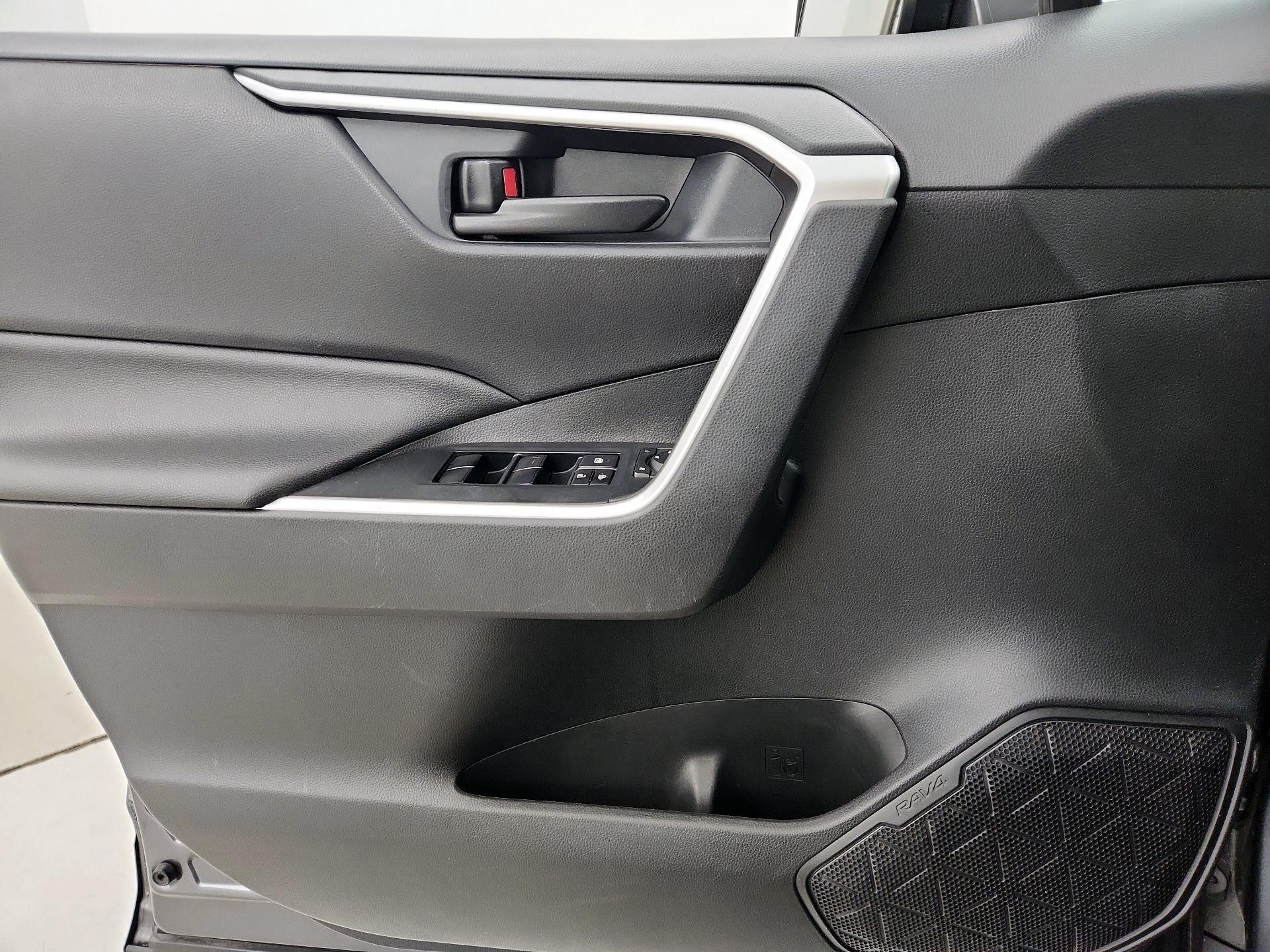 Thumbnail: 2019 Toyota RAV4 - 12