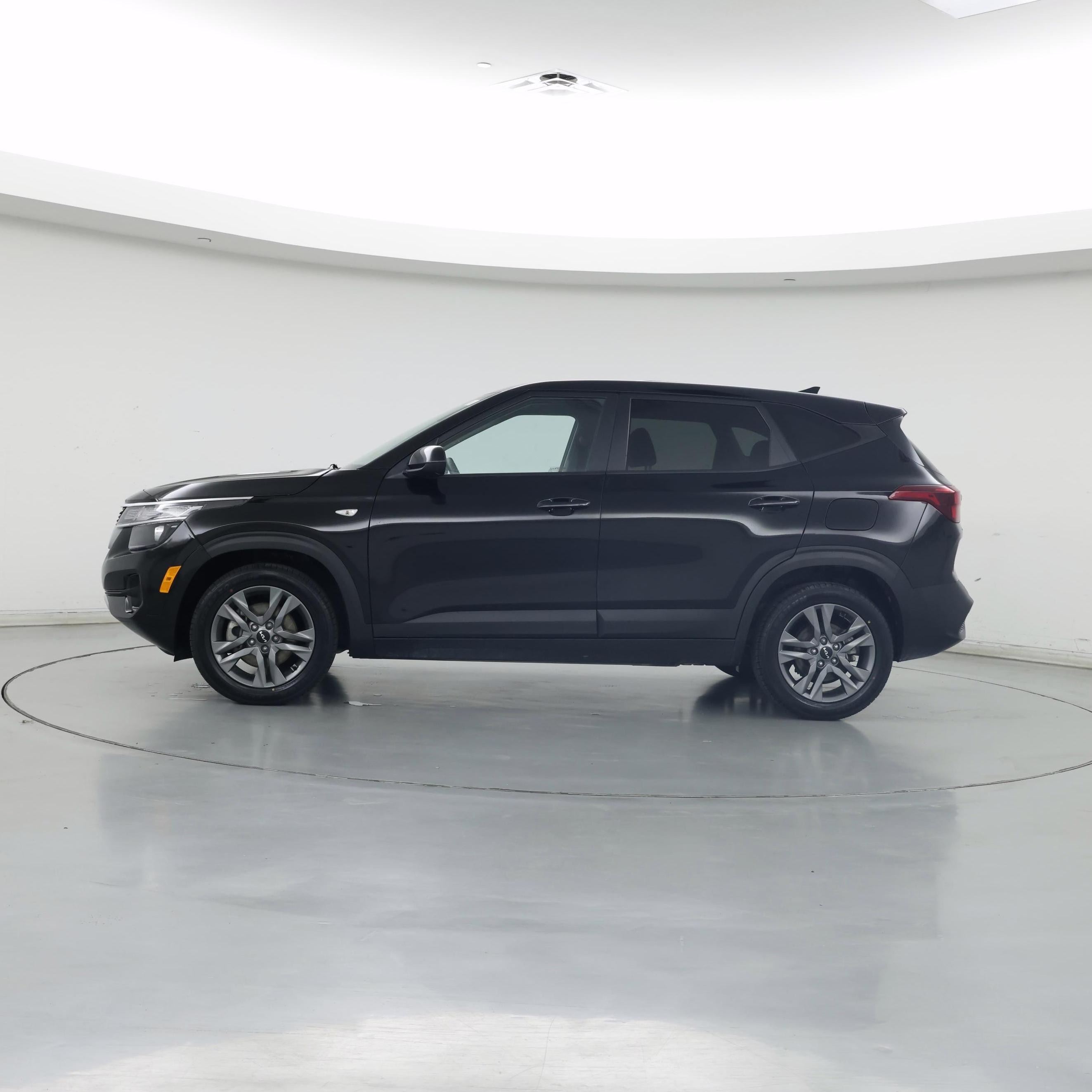 Thumbnail: 2023 Kia Seltos - 3