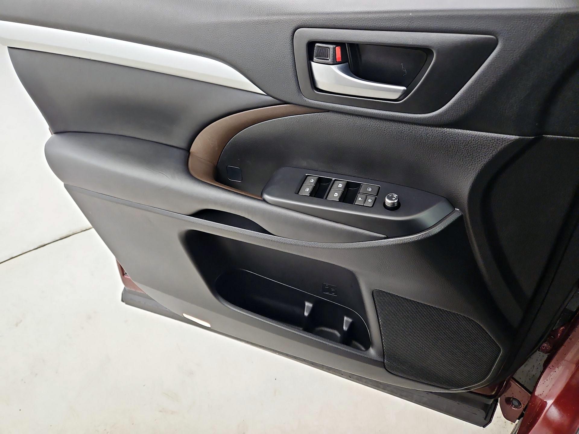 Thumbnail: 2018 Toyota Highlander - 12