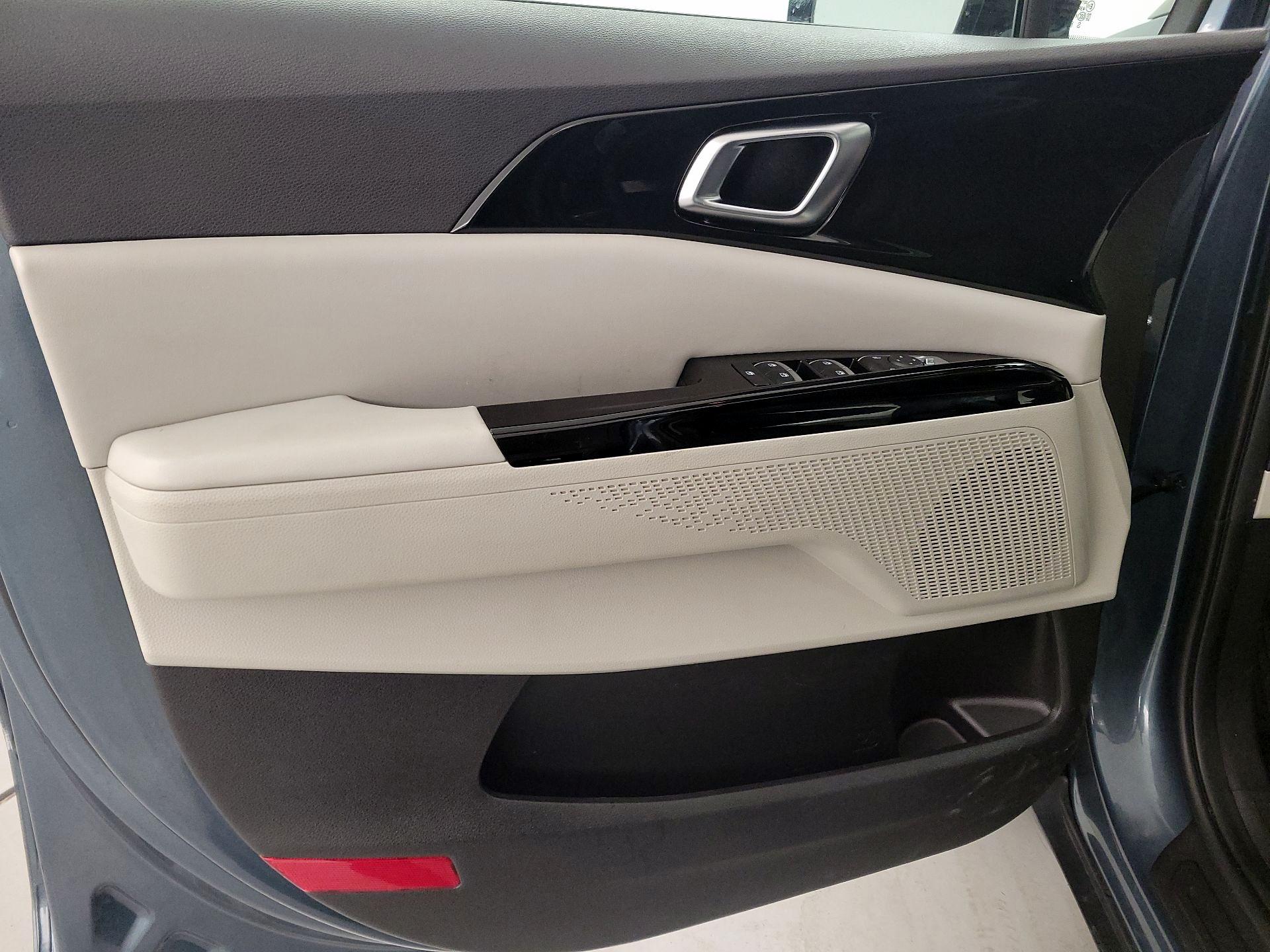 Thumbnail: 2023 Kia Carnival - 12