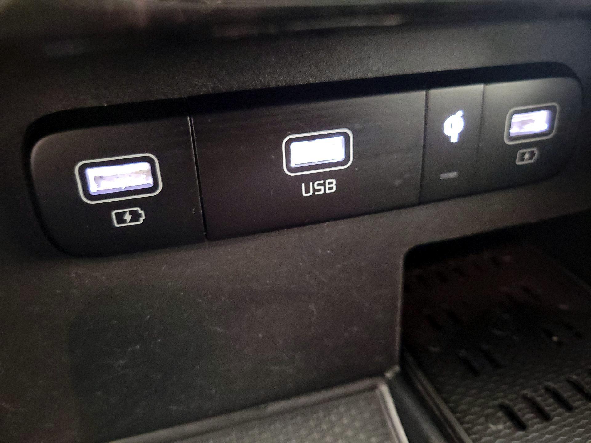 Thumbnail: 2023 Kia Carnival - 19