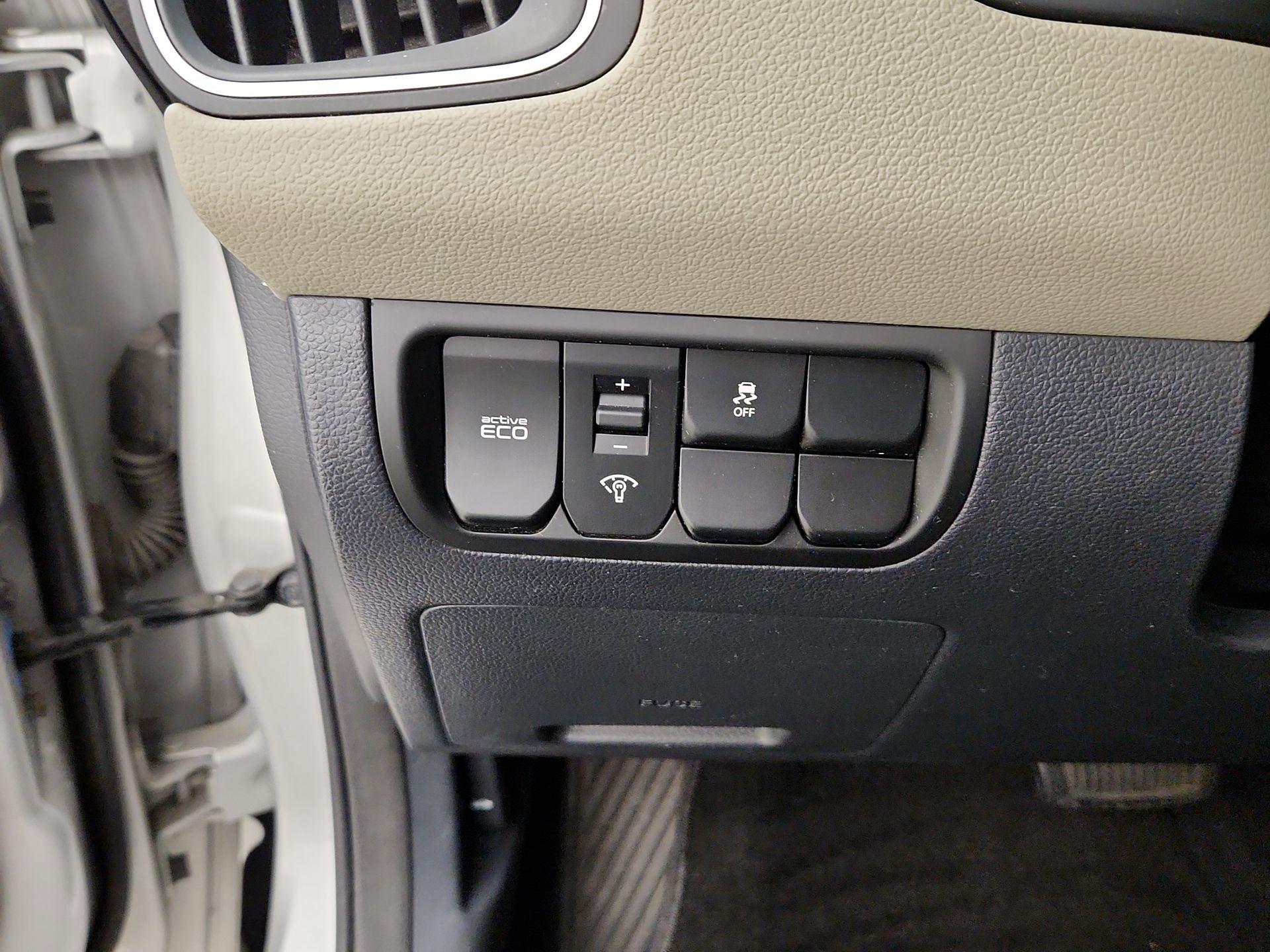 Thumbnail: 2016 Kia Rio - 13