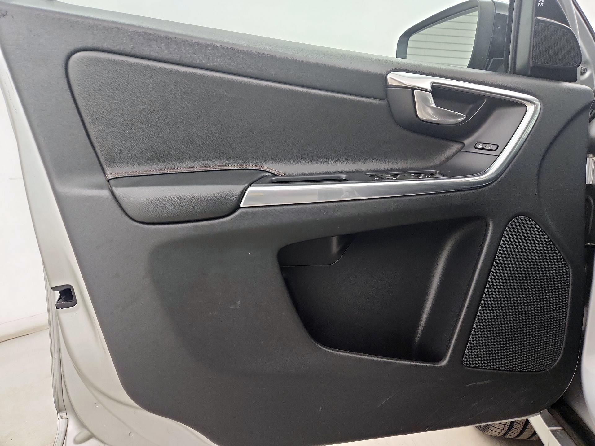 Thumbnail: 2017 Volvo XC60 - 12