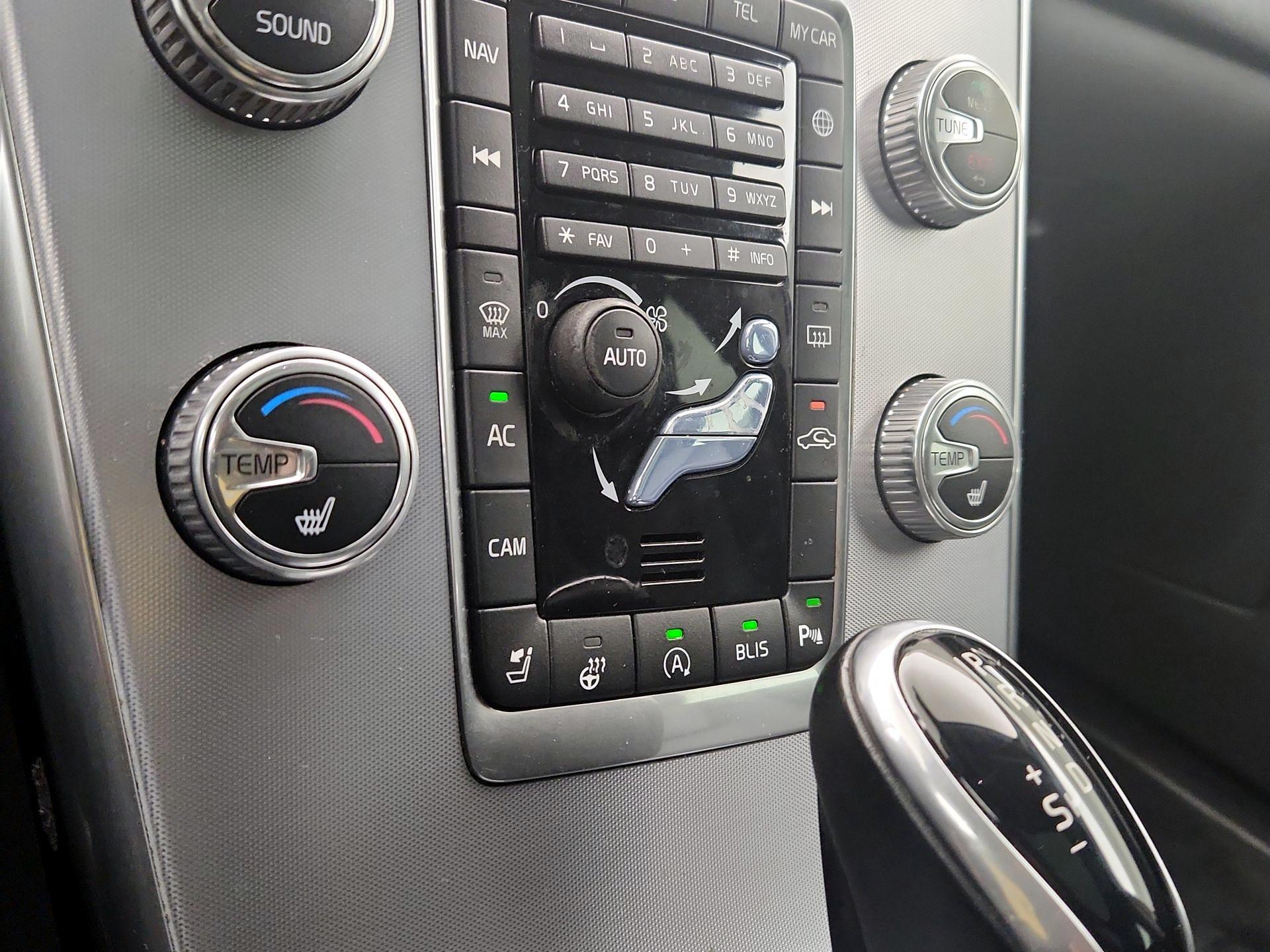 Thumbnail: 2017 Volvo XC60 - 17