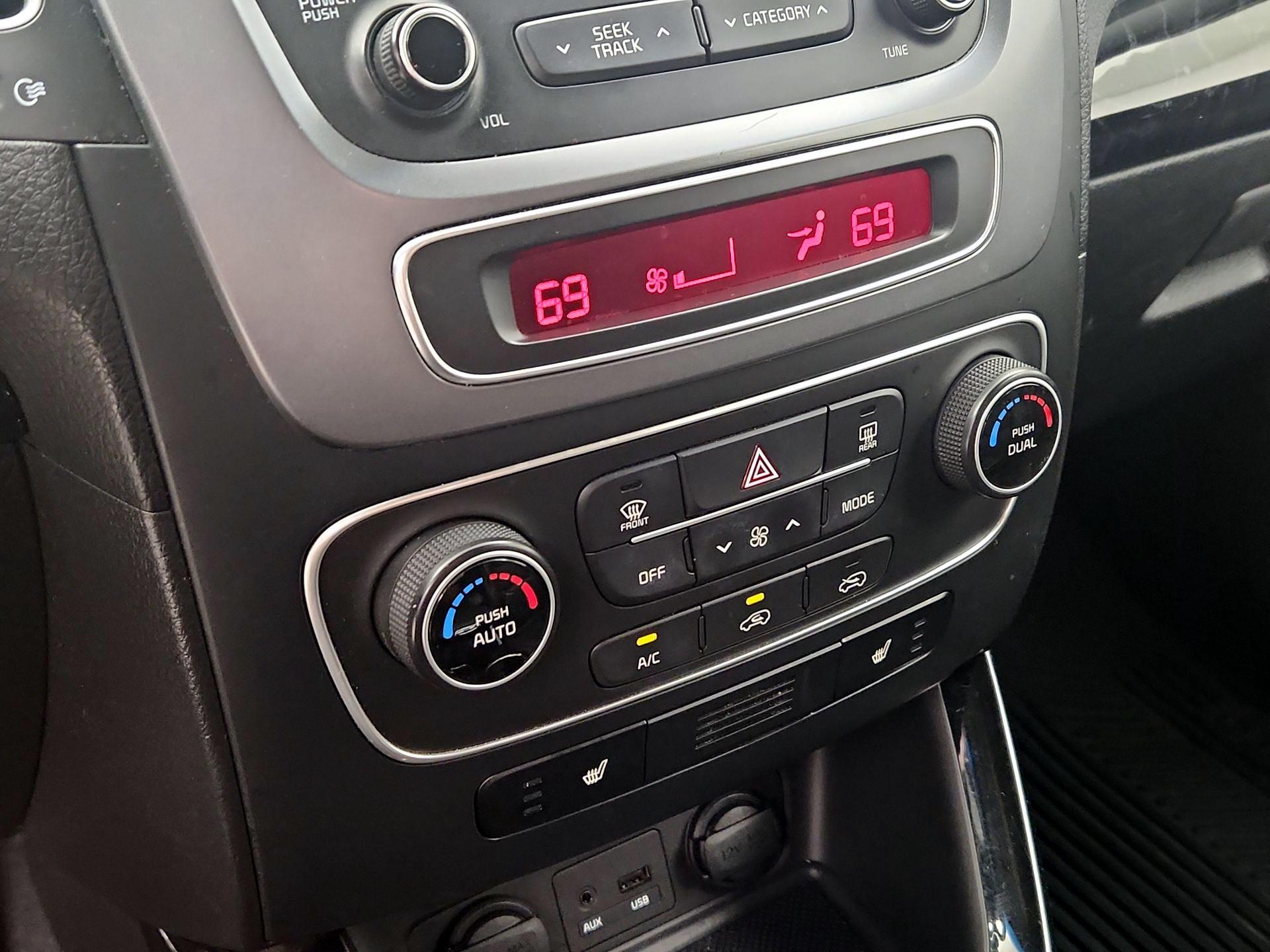 Thumbnail: 2014 Kia Sorento - 16