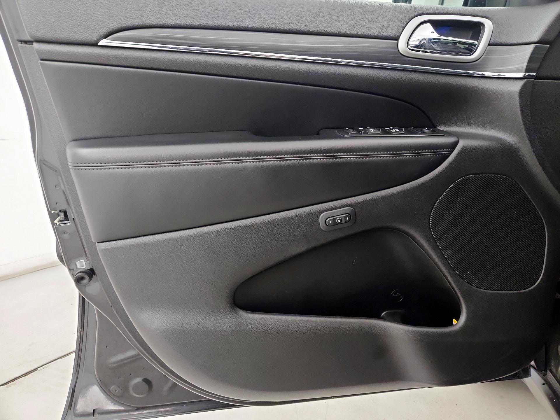 Thumbnail: 2019 Jeep Grand Cherokee - 12