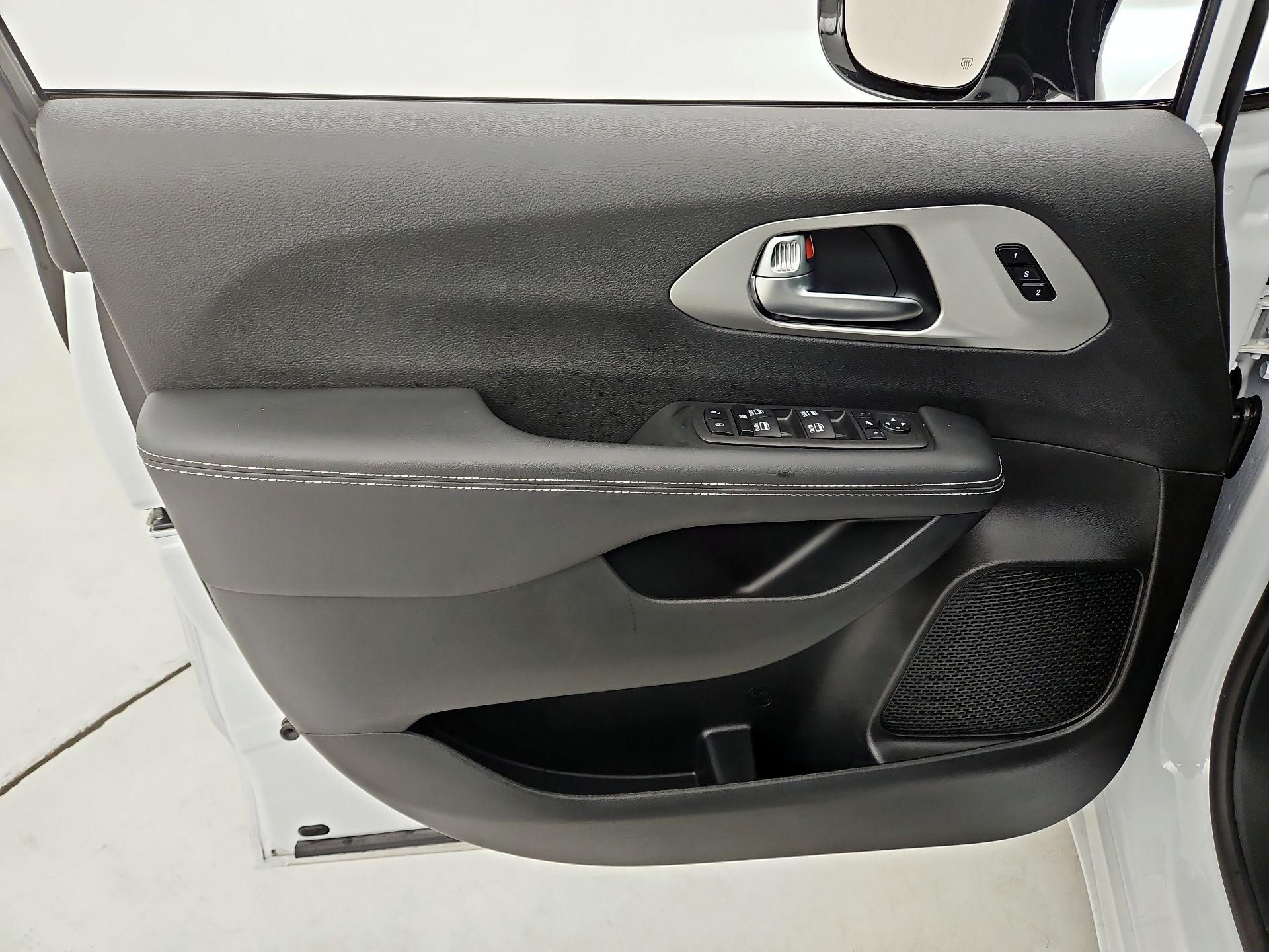 Thumbnail: 2024 Chrysler Pacifica - 10