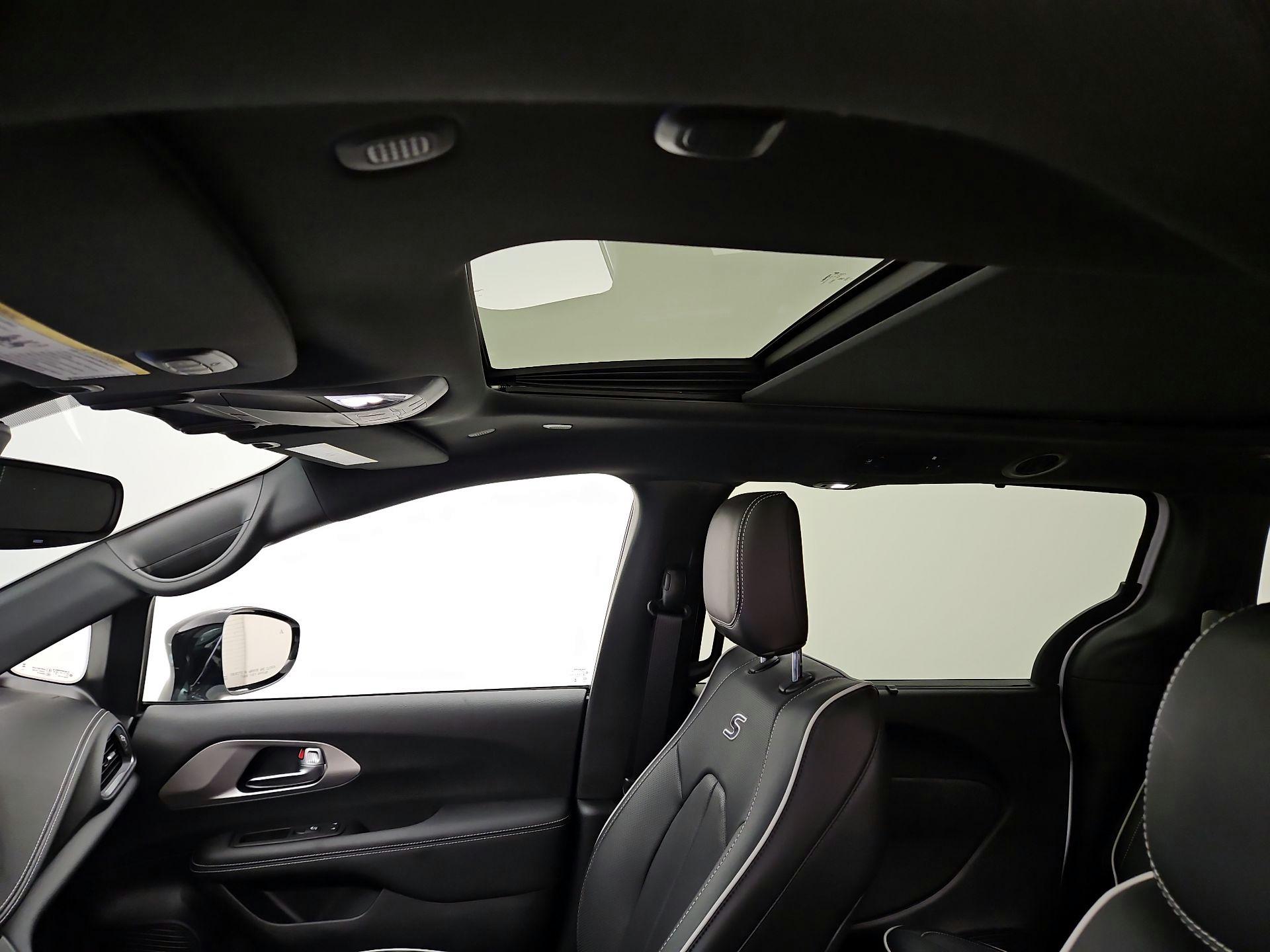 Thumbnail: 2024 Chrysler Pacifica - 20