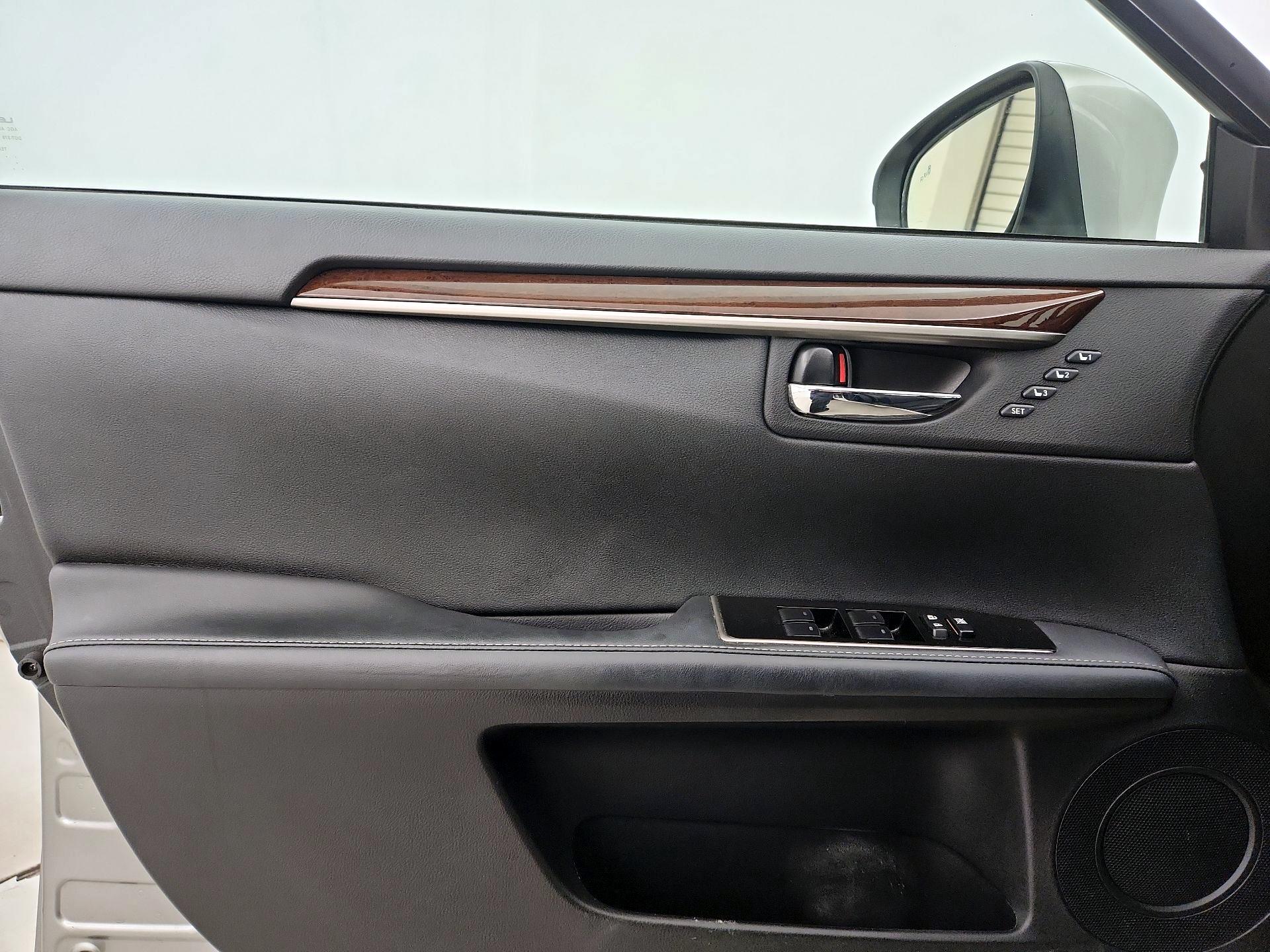 Thumbnail: 2017 Lexus ES - 12