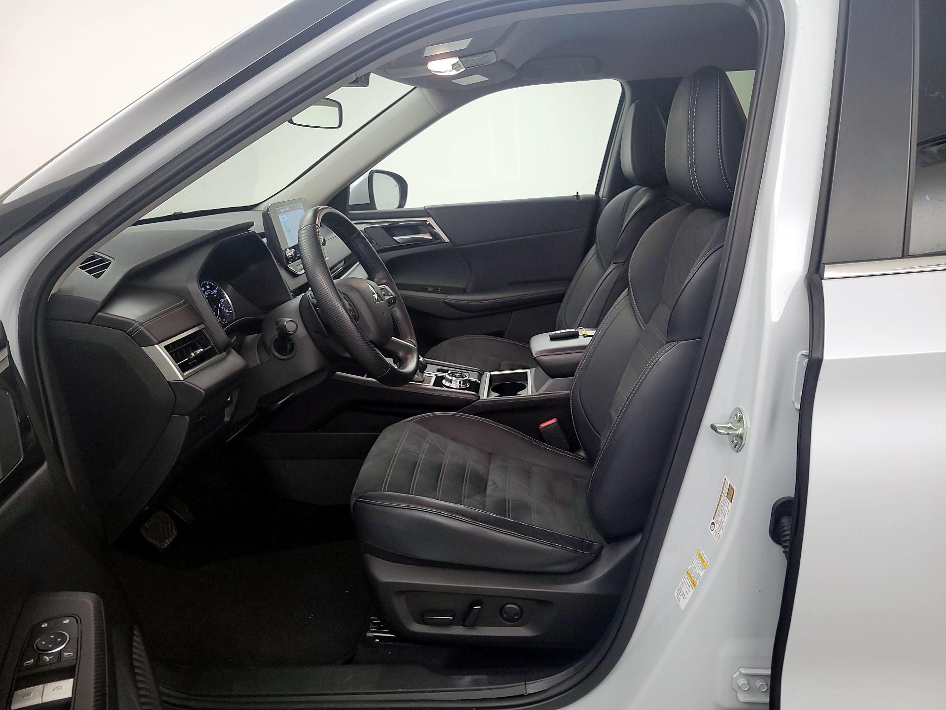 Thumbnail: 2024 Mitsubishi Outlander - 11