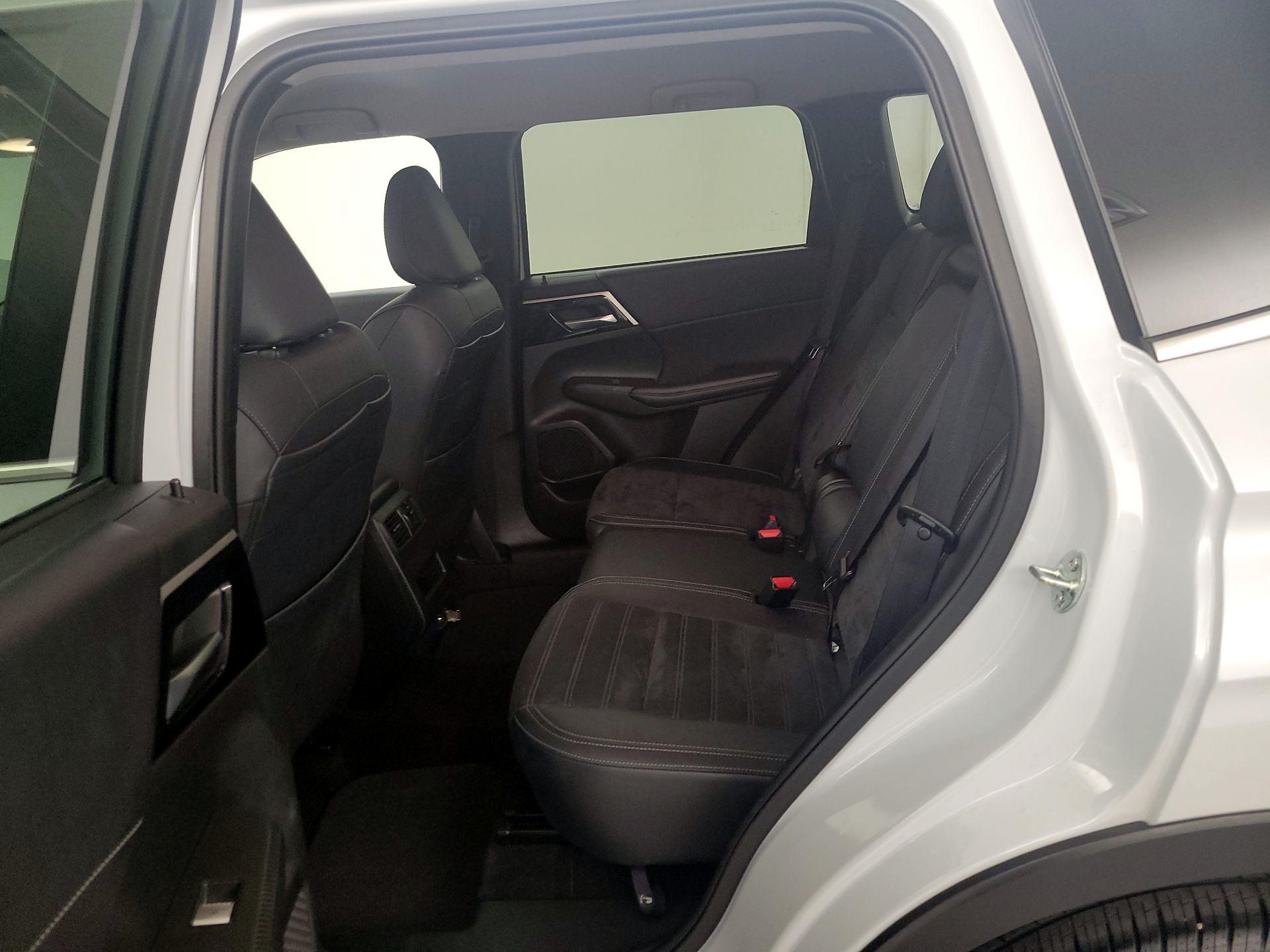 Thumbnail: 2024 Mitsubishi Outlander - 20