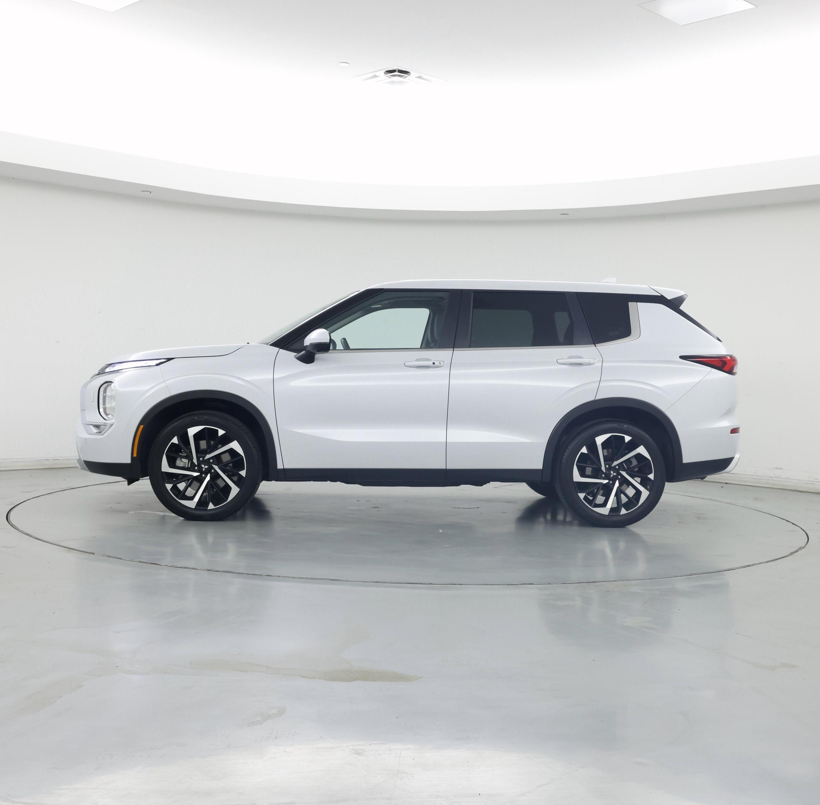 Thumbnail: 2024 Mitsubishi Outlander - 3