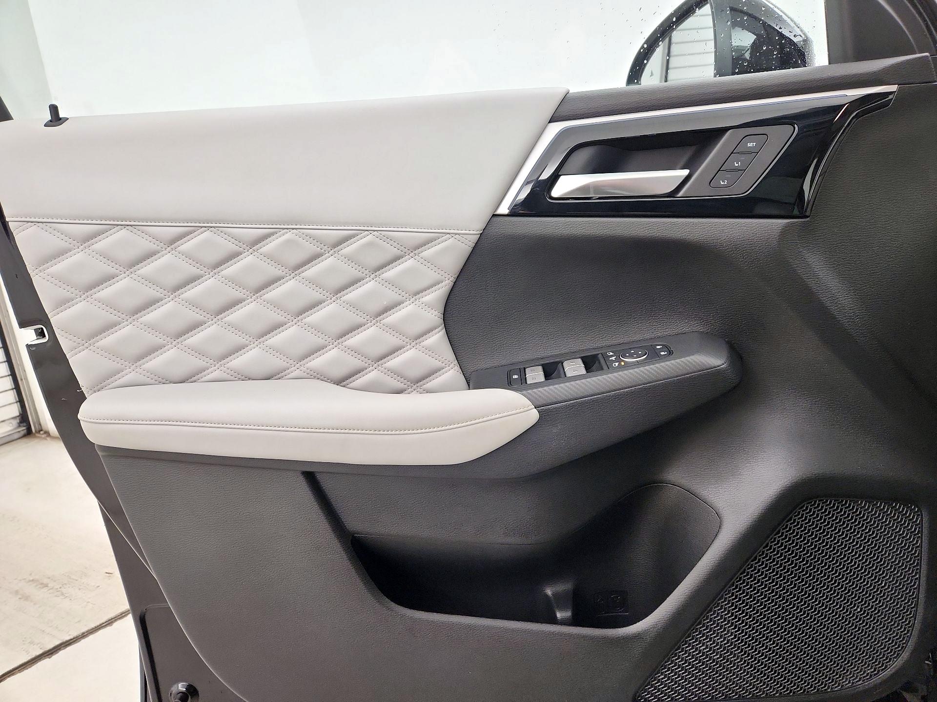 Thumbnail: 2023 Mitsubishi Outlander - 12