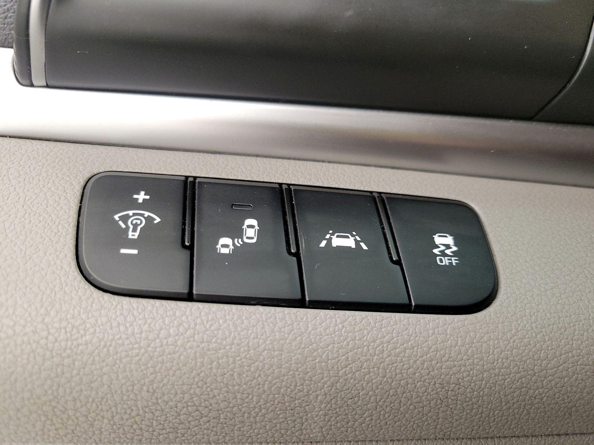 Thumbnail: 2020 Hyundai Elantra - 13