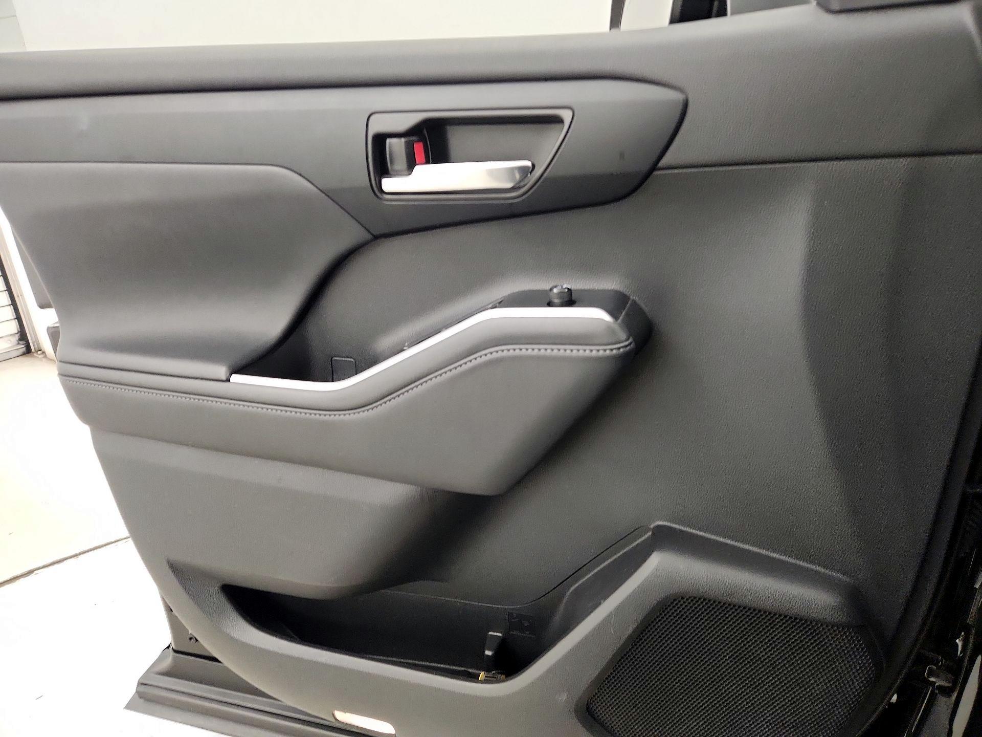 Thumbnail: 2022 Toyota Highlander - 12