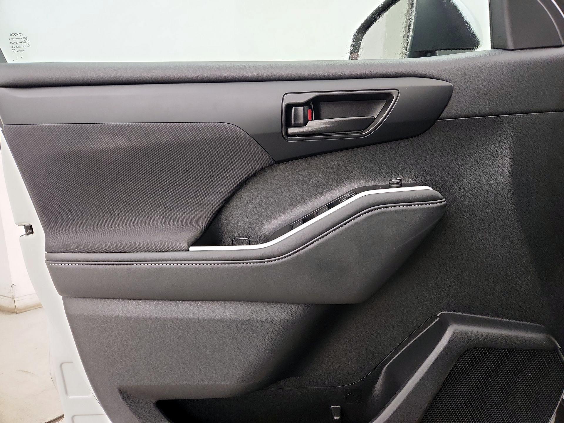 Thumbnail: 2020 Toyota Highlander - 12