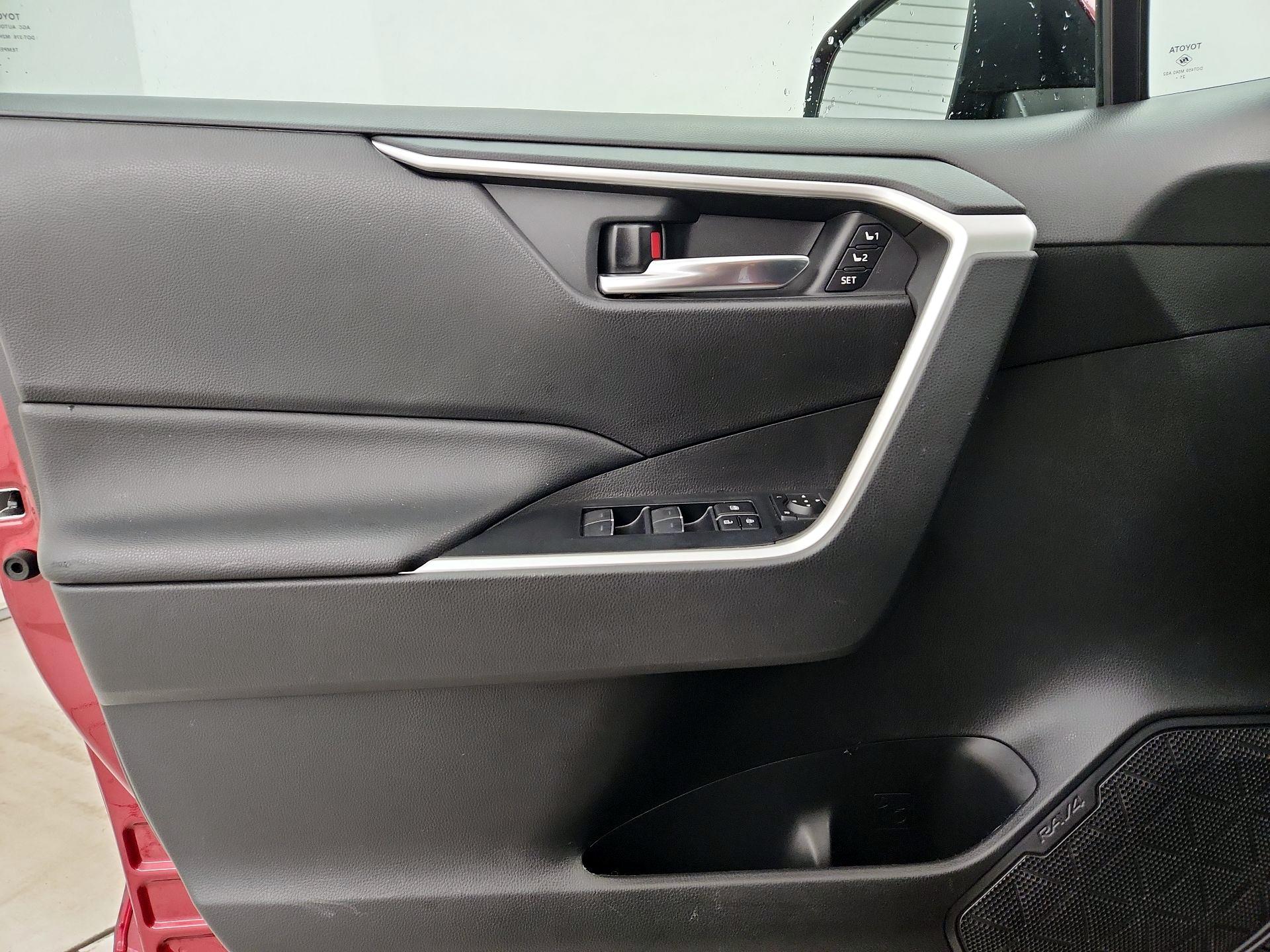 Thumbnail: 2022 Toyota RAV4 - 12