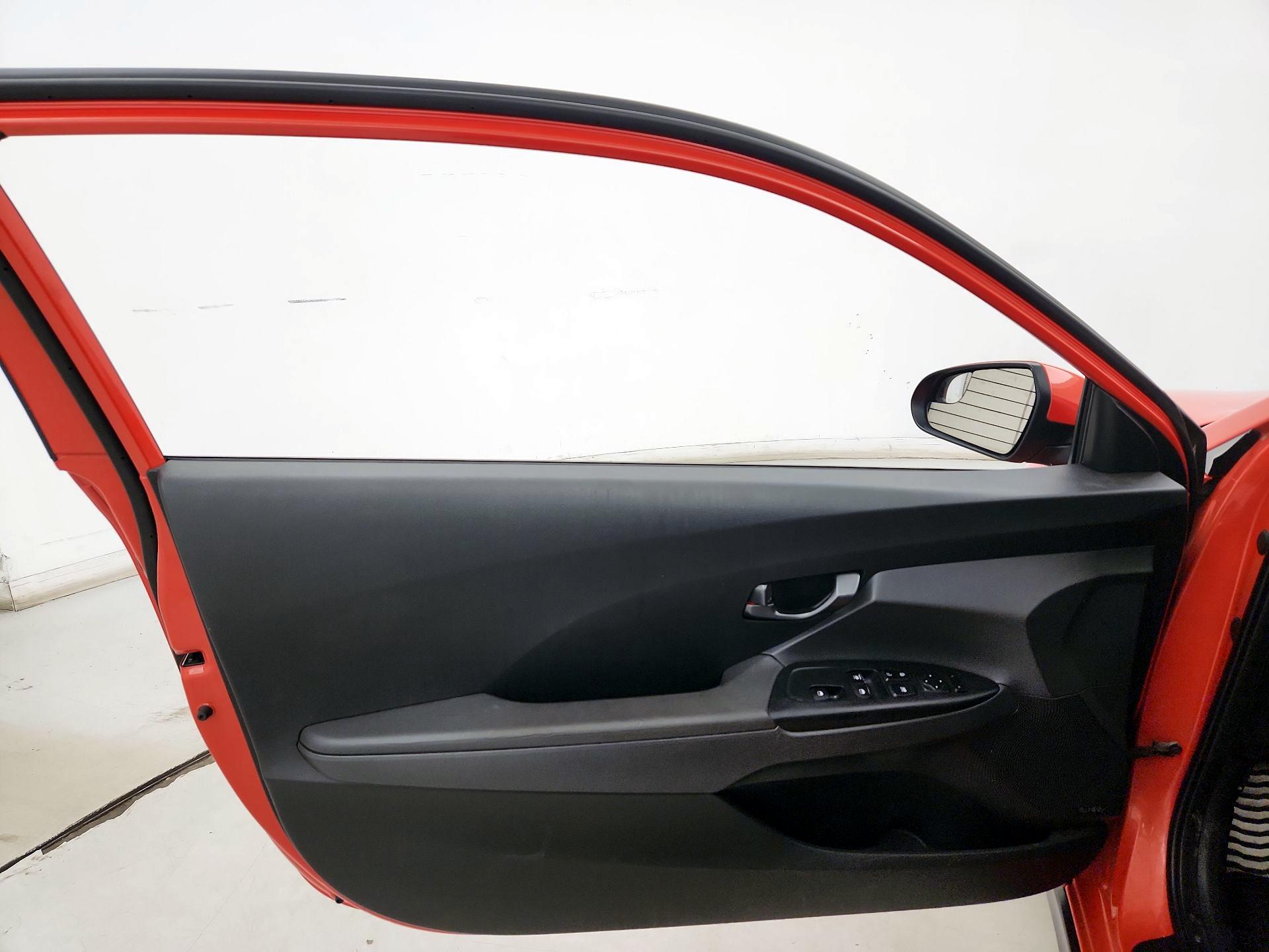 Thumbnail: 2019 Hyundai Veloster - 12