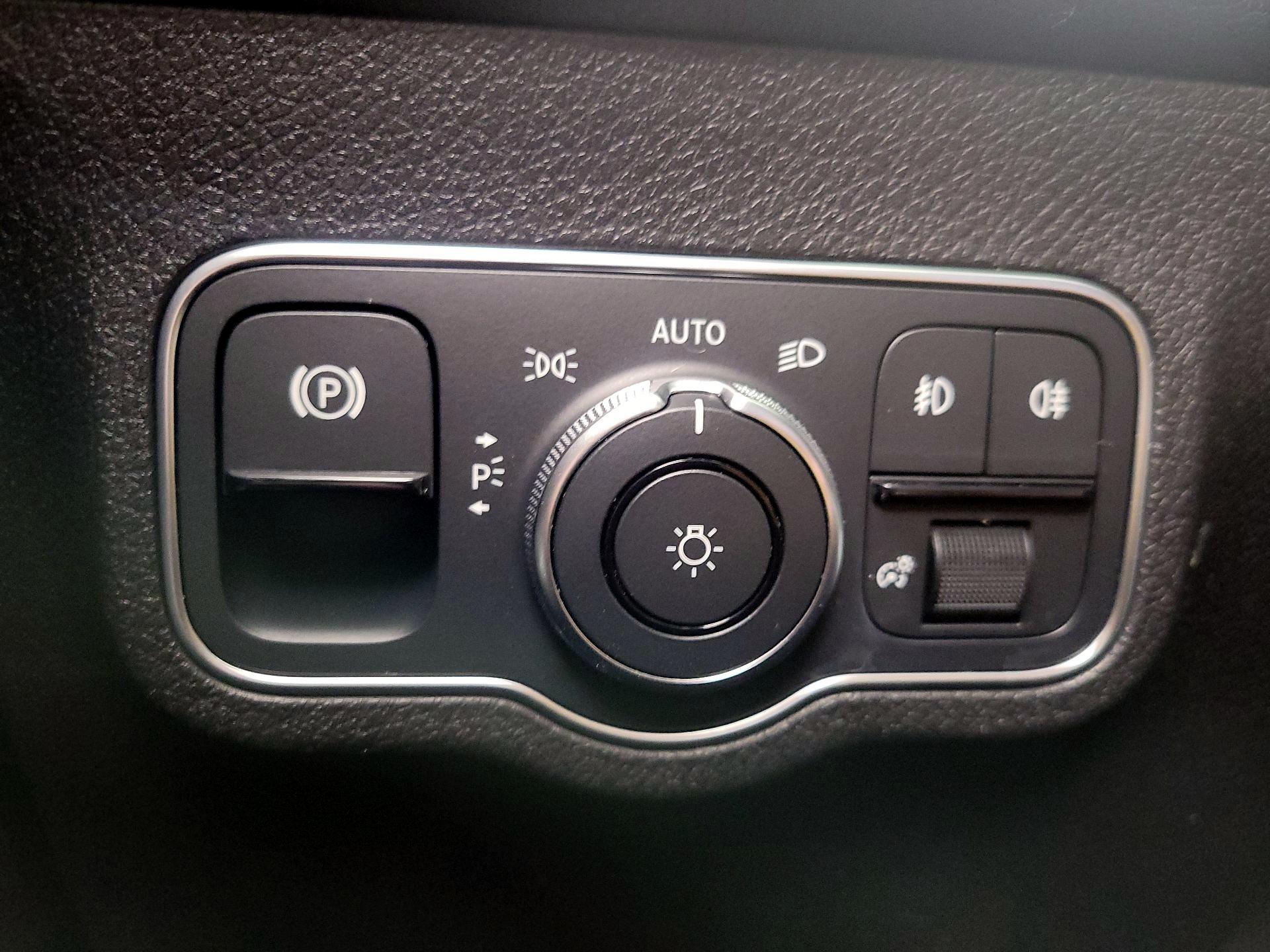 Thumbnail: 2023 Mercedes-Benz GLB - 13