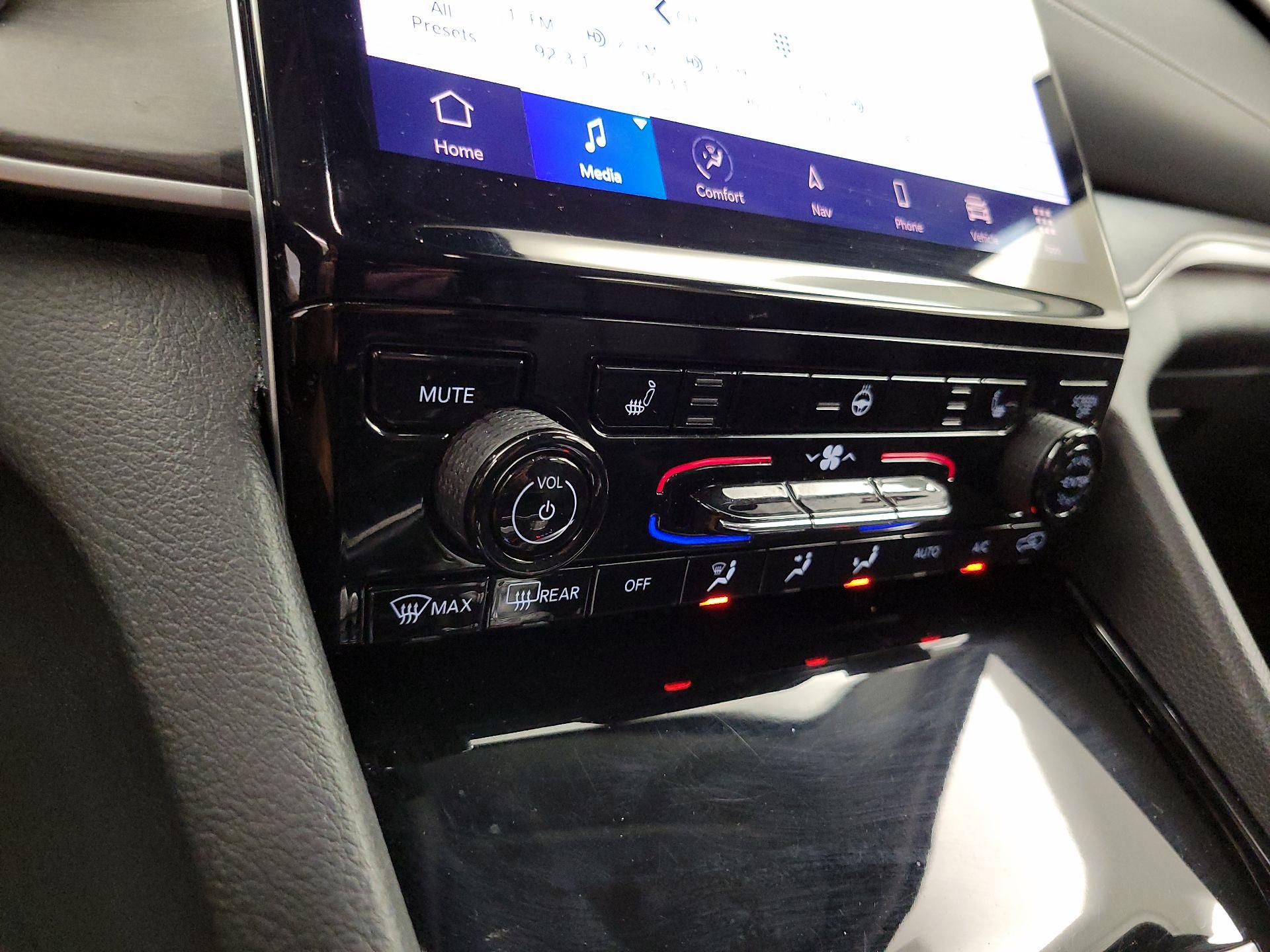 Thumbnail: 2023 Jeep Grand Cherokee - 17