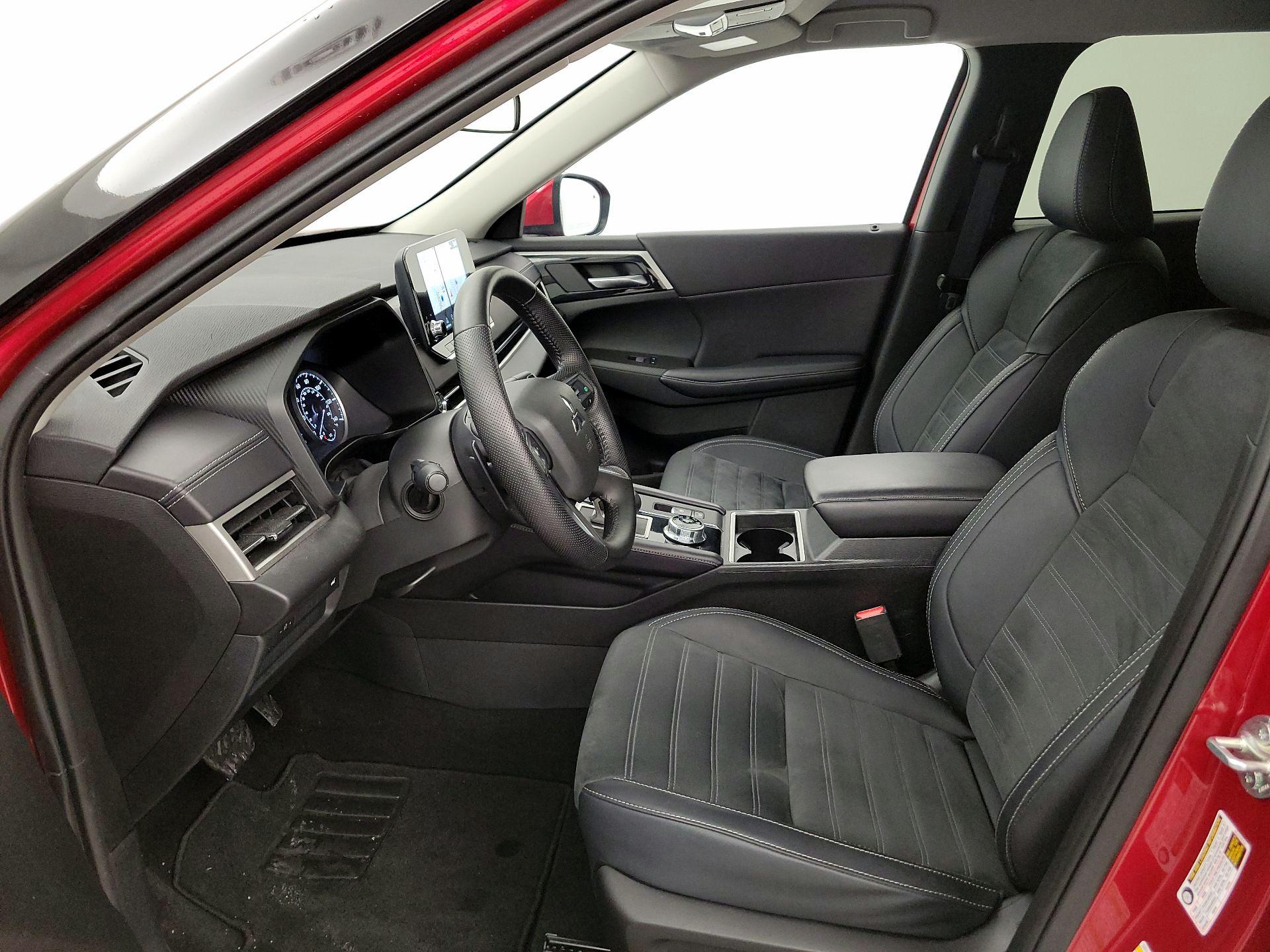 Thumbnail: 2024 Mitsubishi Outlander - 11