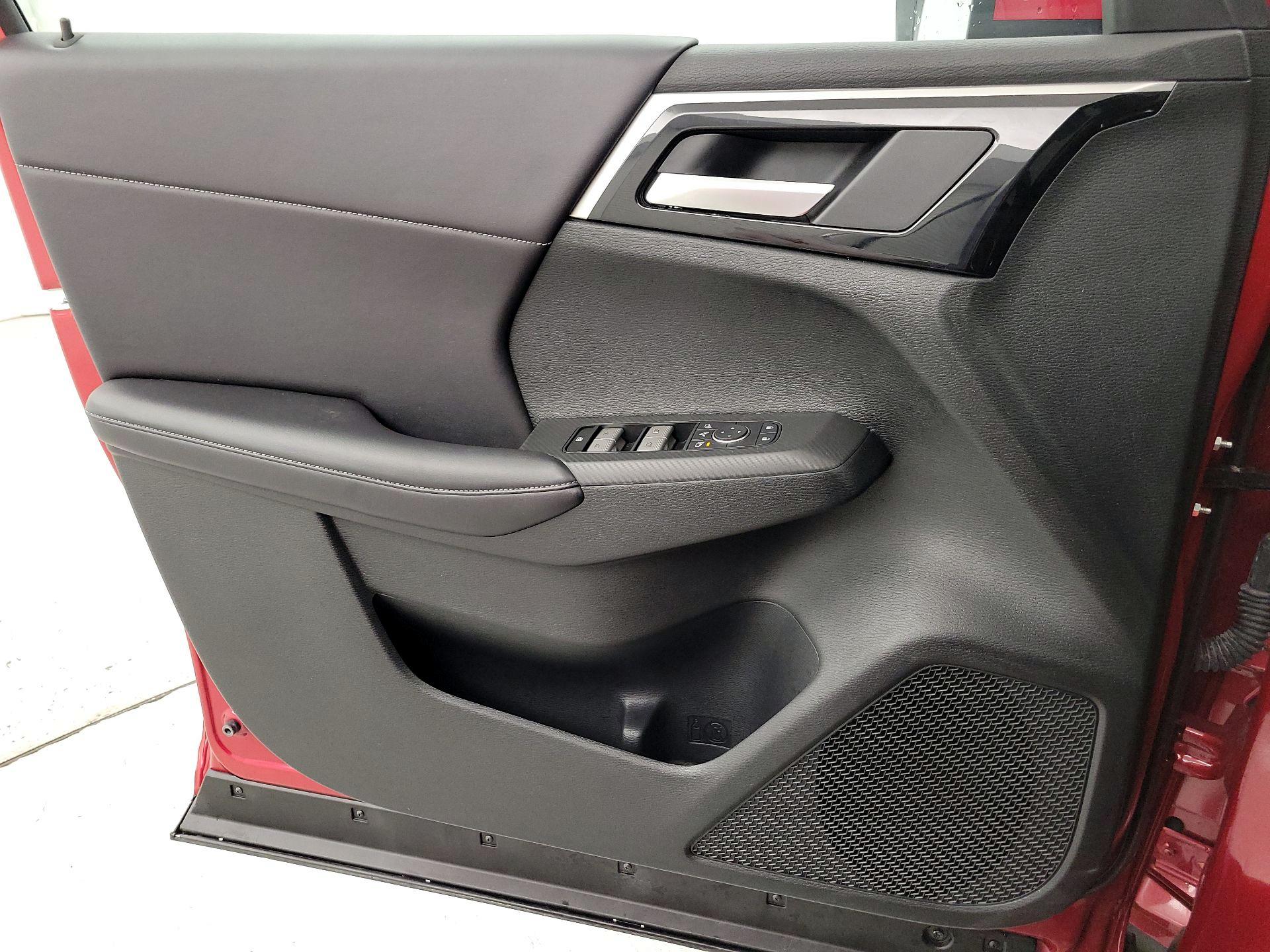 Thumbnail: 2024 Mitsubishi Outlander - 12