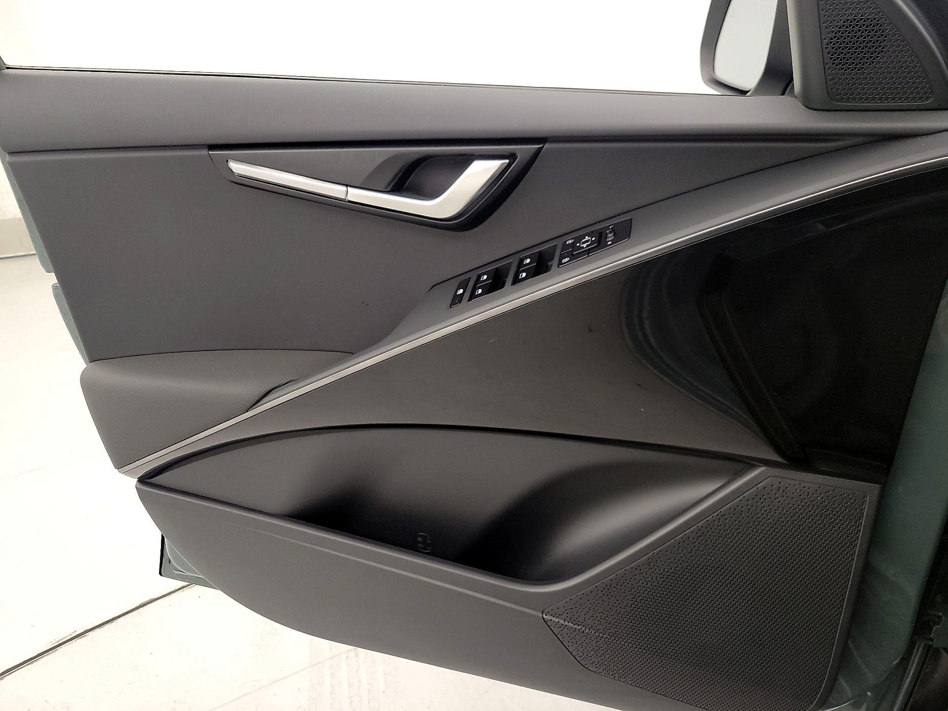 Thumbnail: 2023 Kia Niro - 12