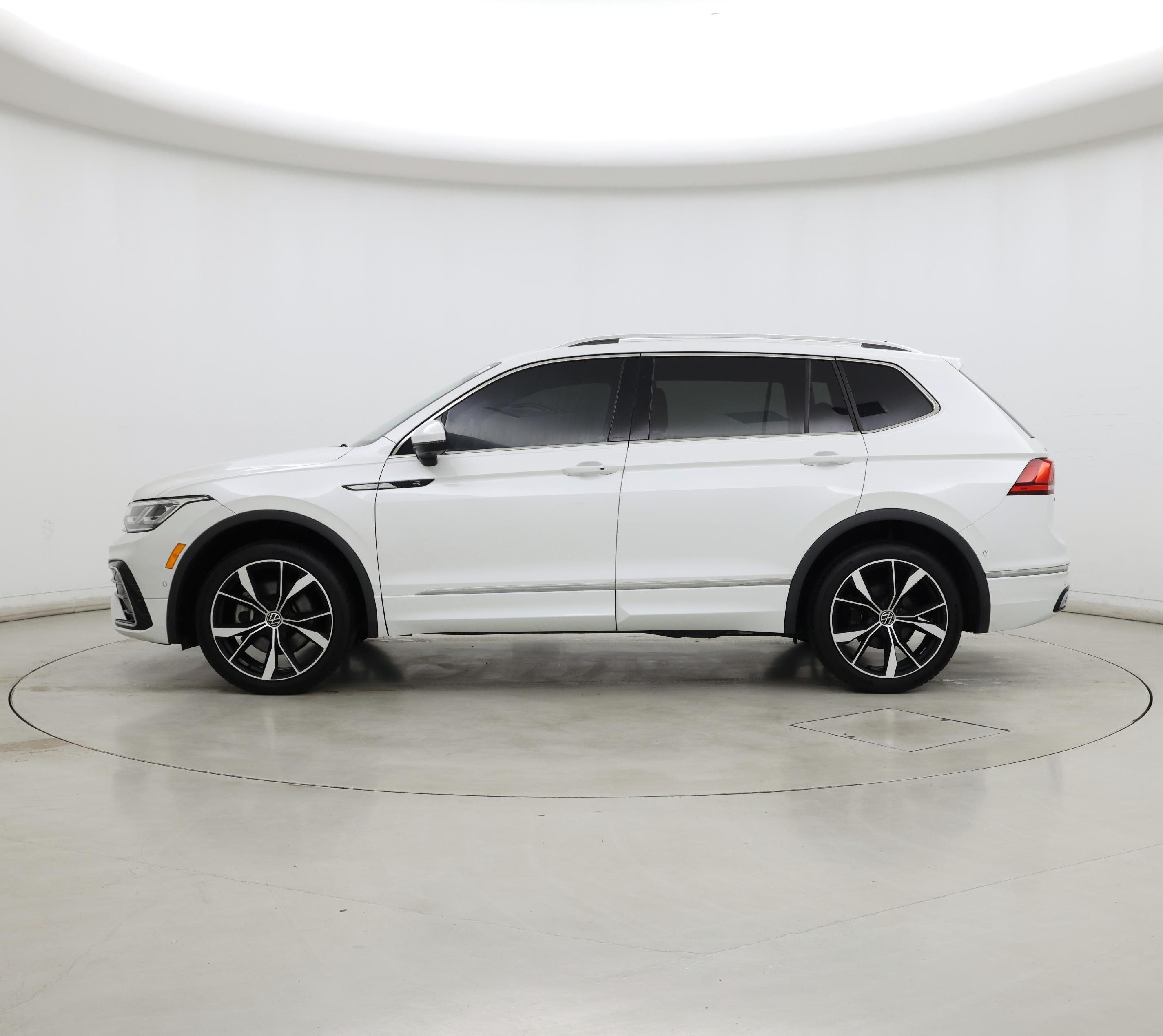 Thumbnail: 2022 Volkswagen Tiguan - 3