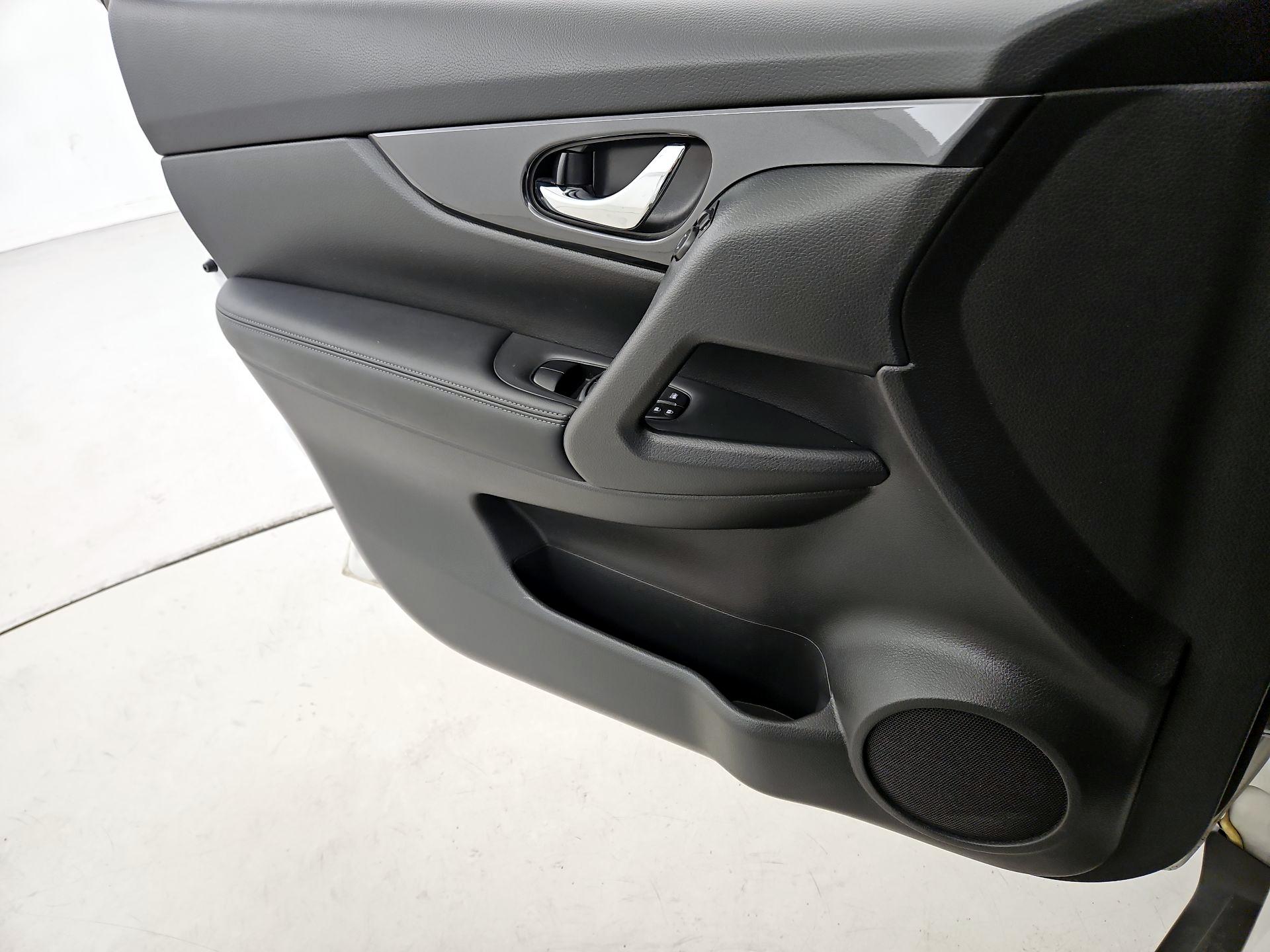 Thumbnail: 2017 Nissan Rogue - 12