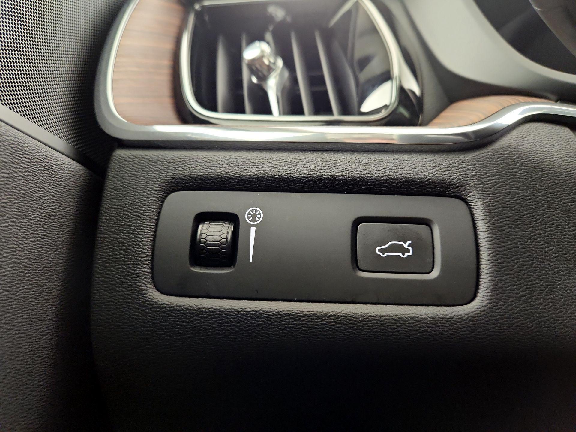 Thumbnail: 2019 Volvo XC60 - 13