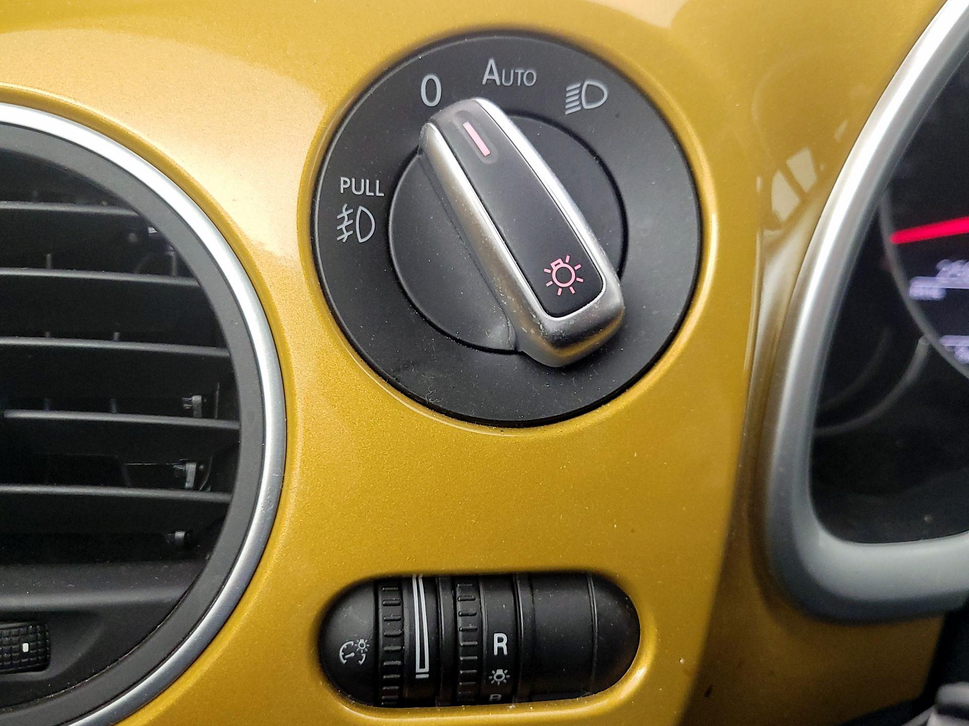 Thumbnail: 2016 Volkswagen Beetle - 13